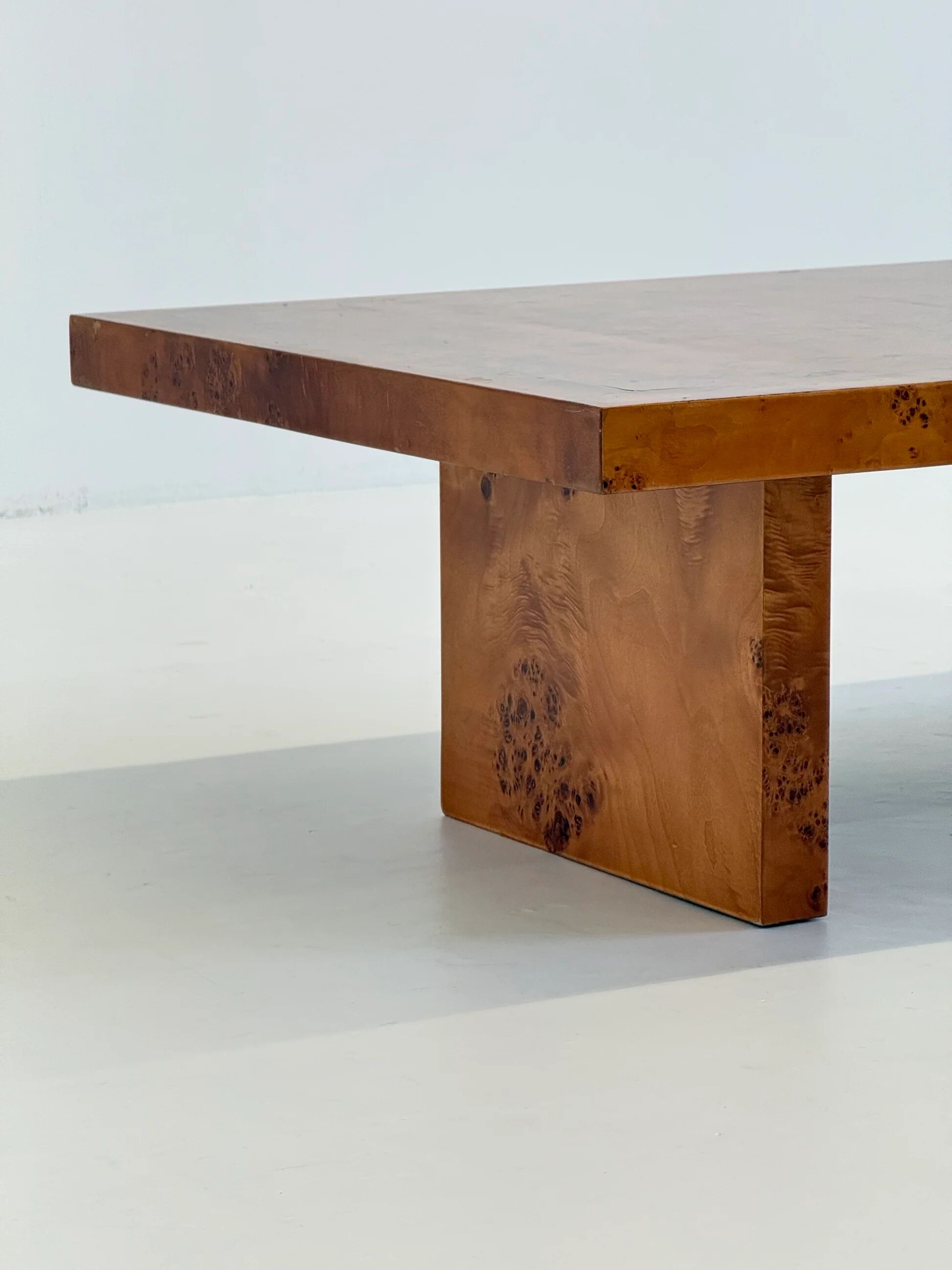 Table basse vintage par Smania en bois de noyer.