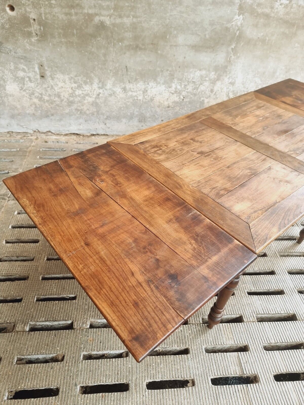 Extendable dining table elm wood