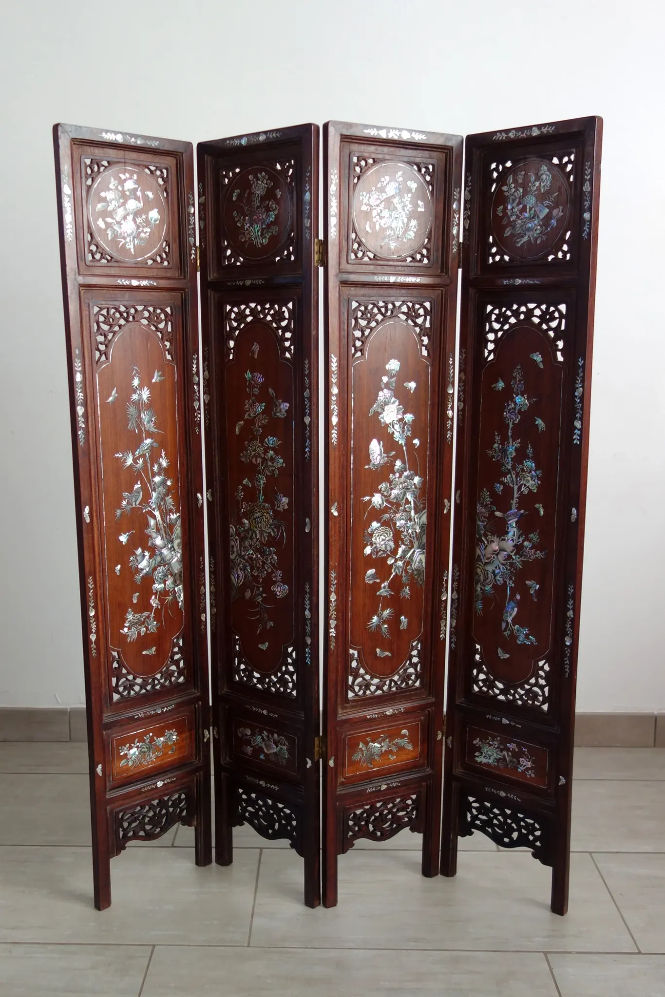 Asian screen in carved wood and mother-of-pearl marquetry.