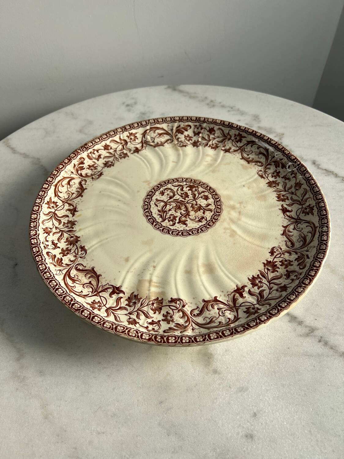 Plat de présentation sur piédouche Gien ancien
