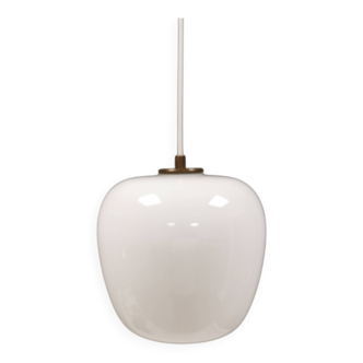 Suspension en verre opale avec abat-jour en laiton, de la marque danoise Fog&Mørup, années 1970.