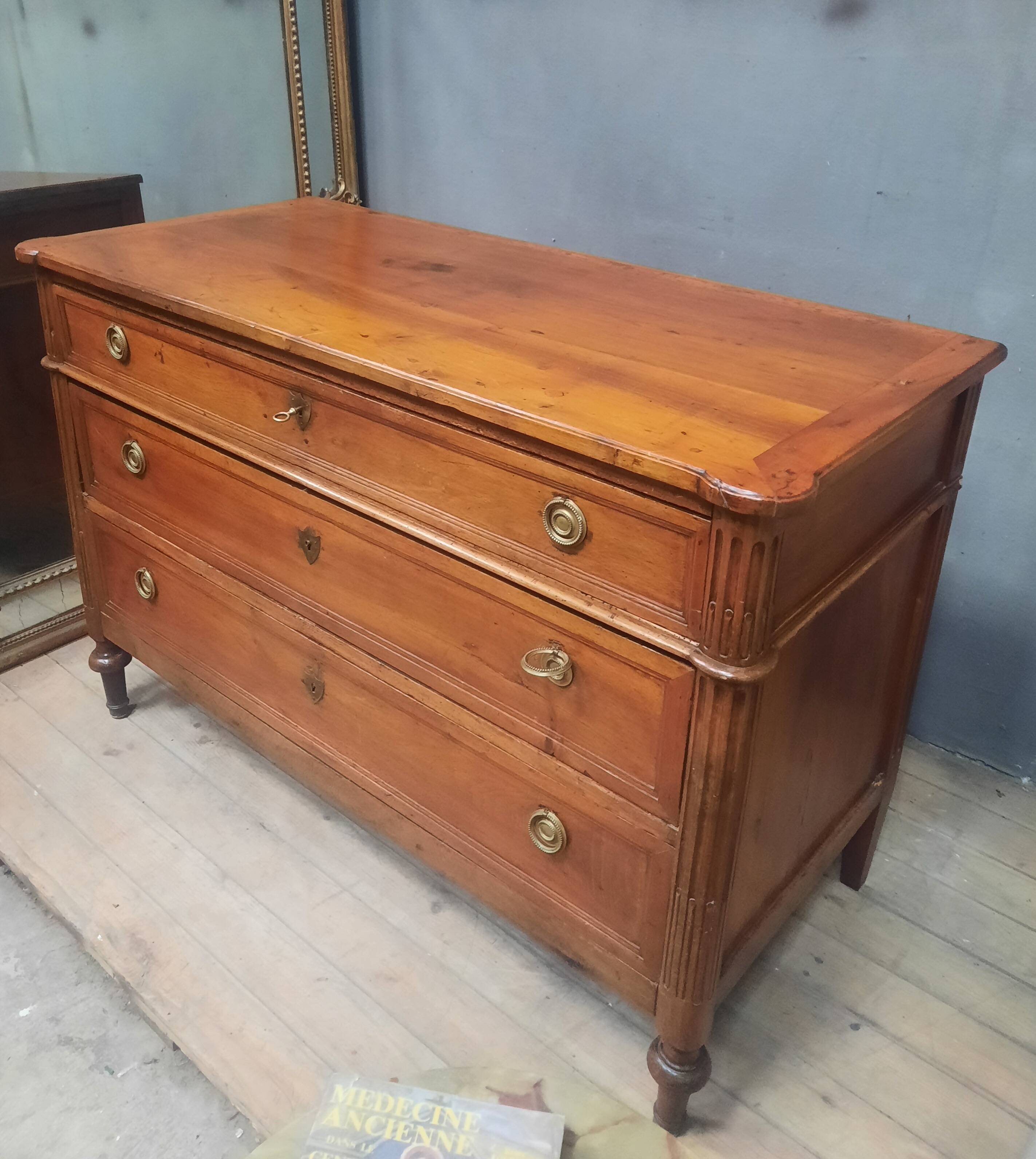 Commode en bous naturel d  epoque Louis XVI