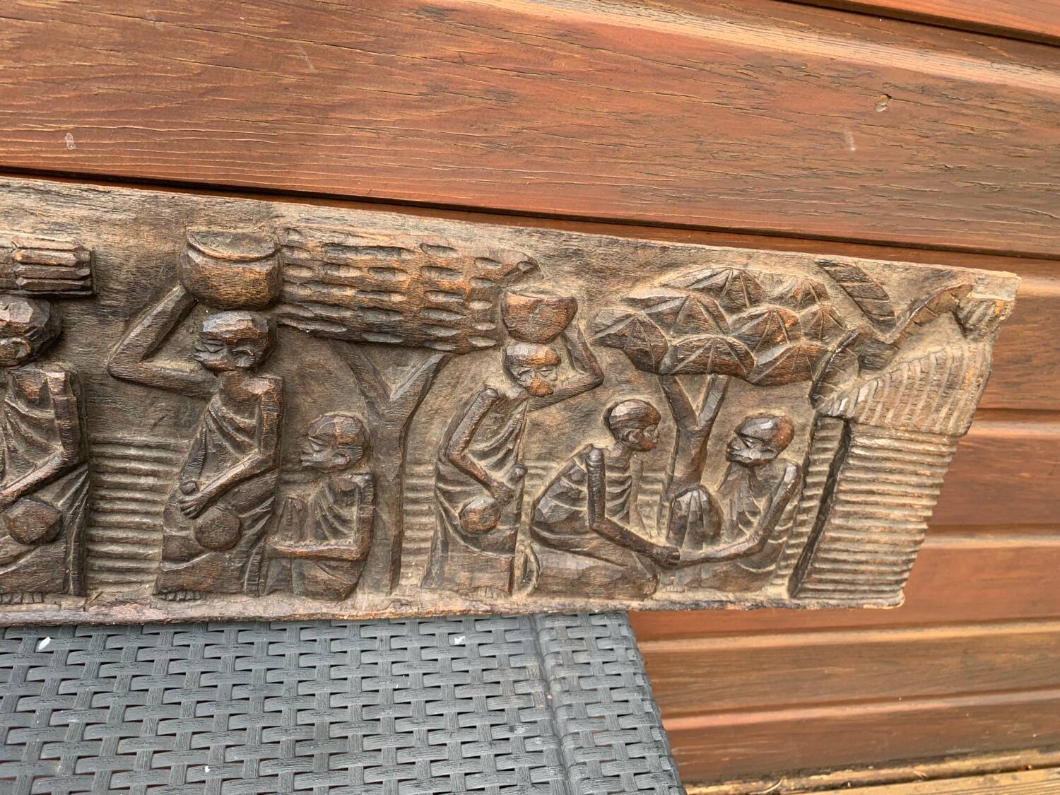 Scène ethnique sur panneau en bois sculpté