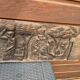 Scène ethnique sur panneau en bois sculpté