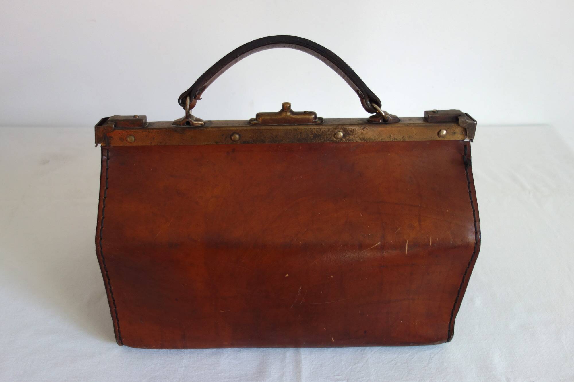 Ancienne sacoche de médecin en cuir années 30/40