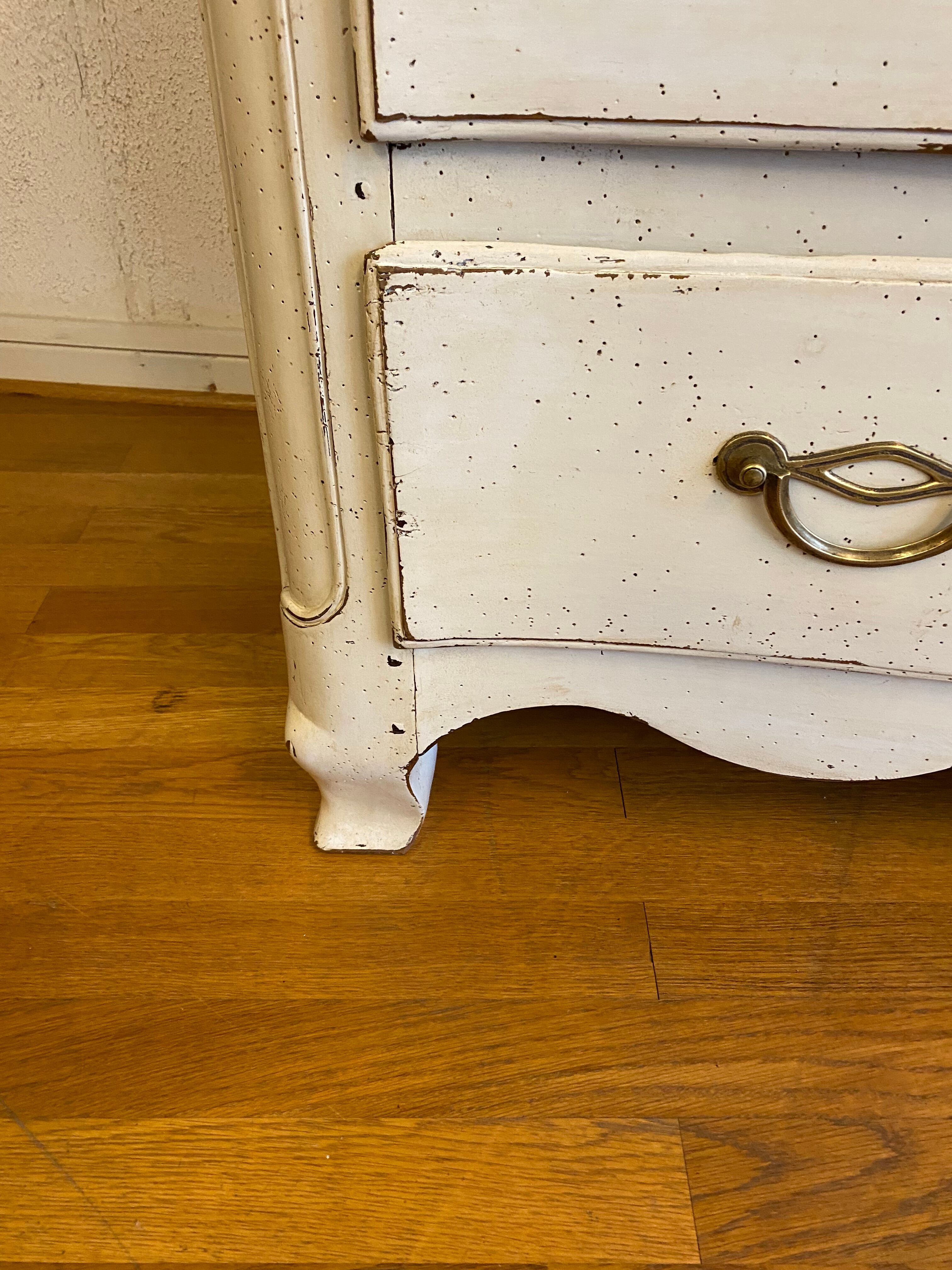 Chest of drawers from the regency period patinated light gray. Perfect condition.