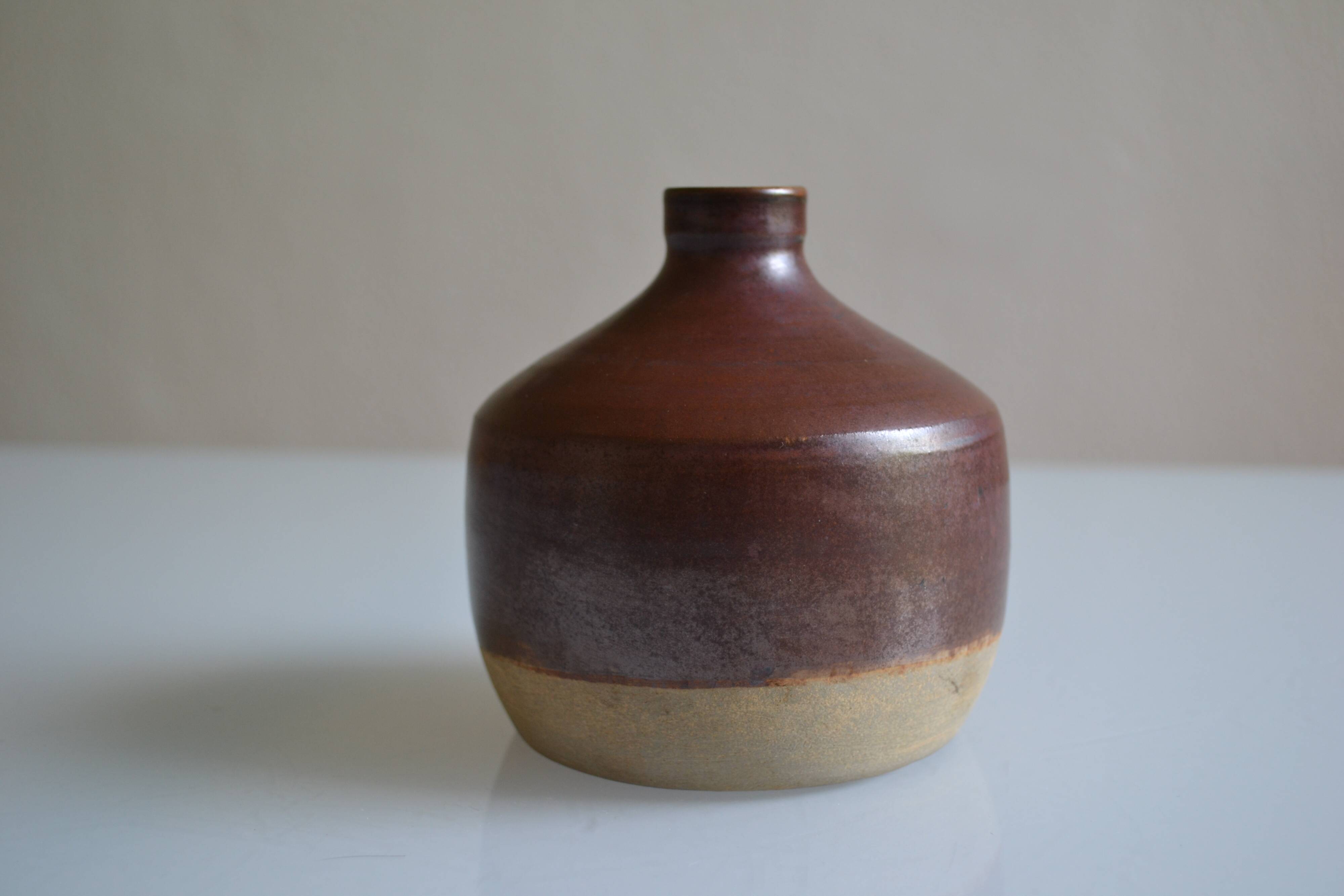 Vase bouteille en grès cachet trèfle à identifier