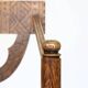 Chaise traditionnelle suédoise sculptée « Monkstol »