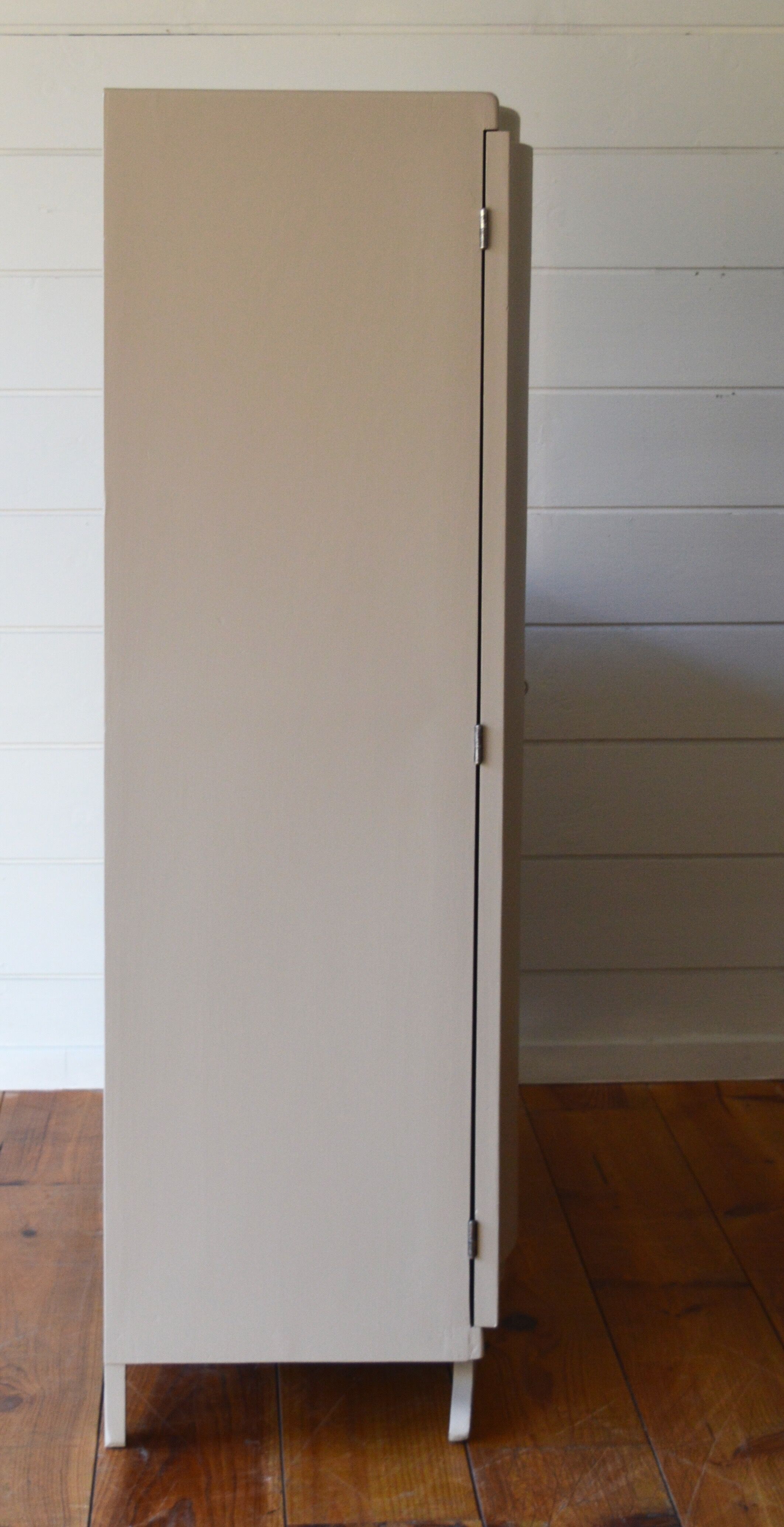 Asymmetrical cabinet