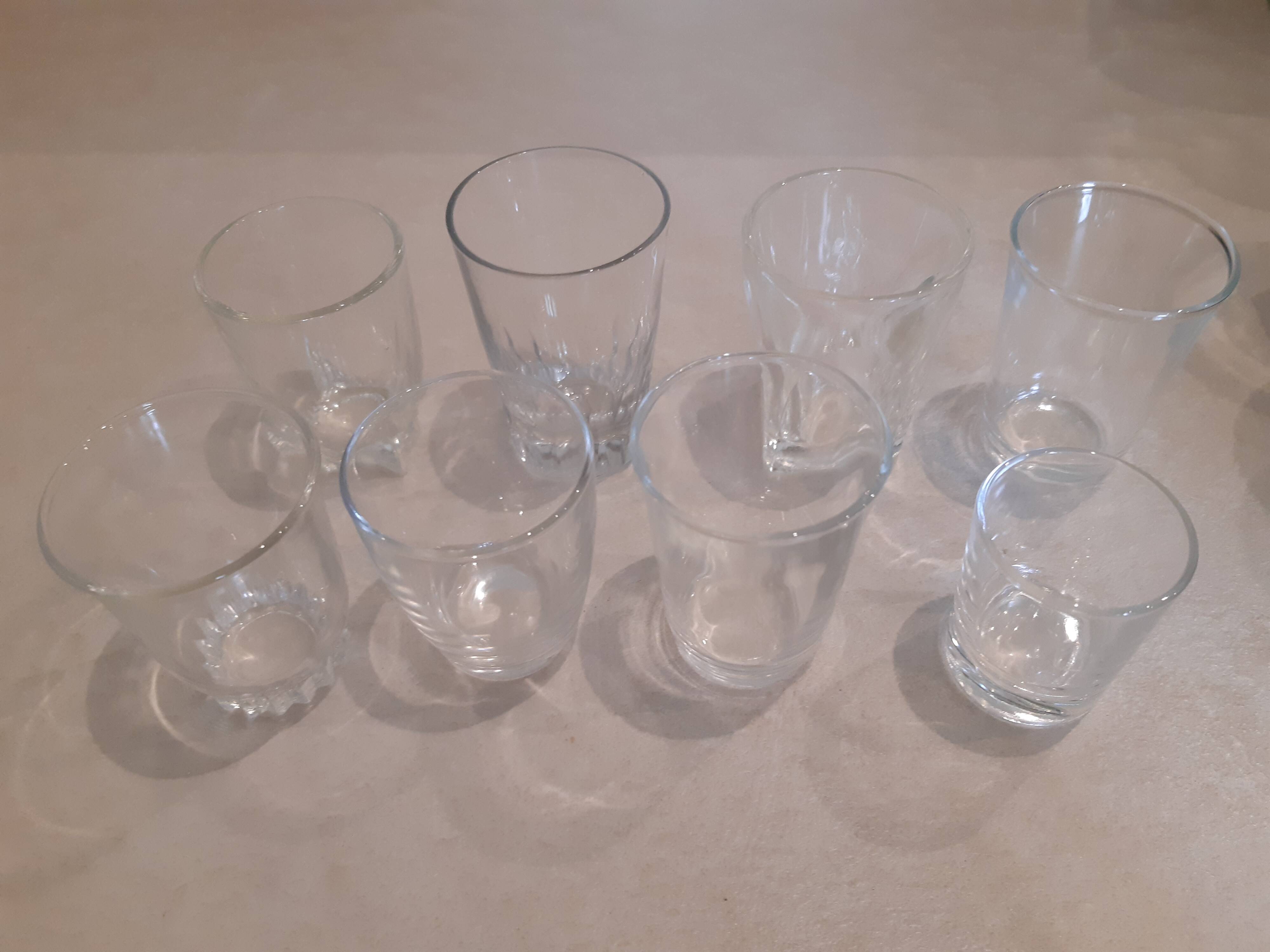 Lot de 21 petits verres dépareillés.