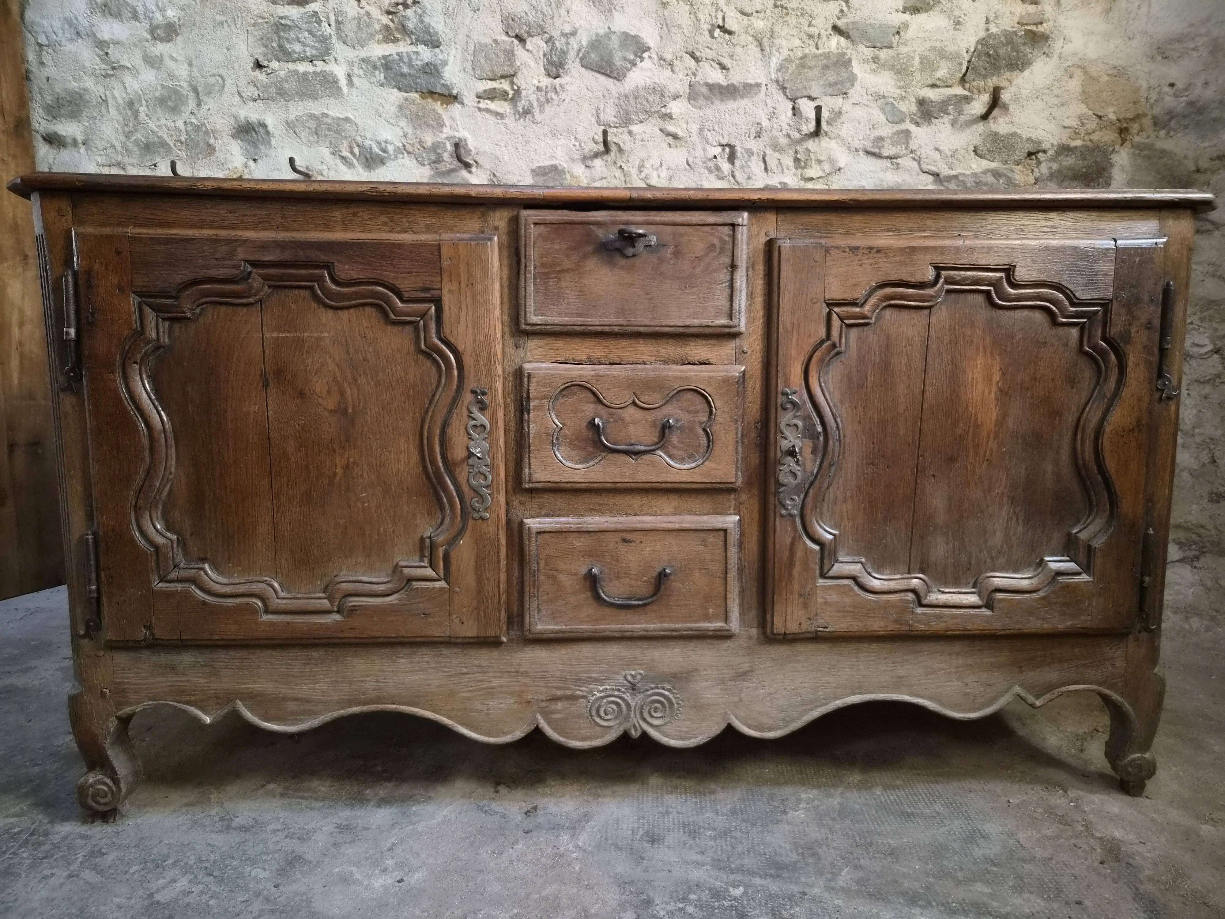Grand oak buffet from the 18th century, Auvergne