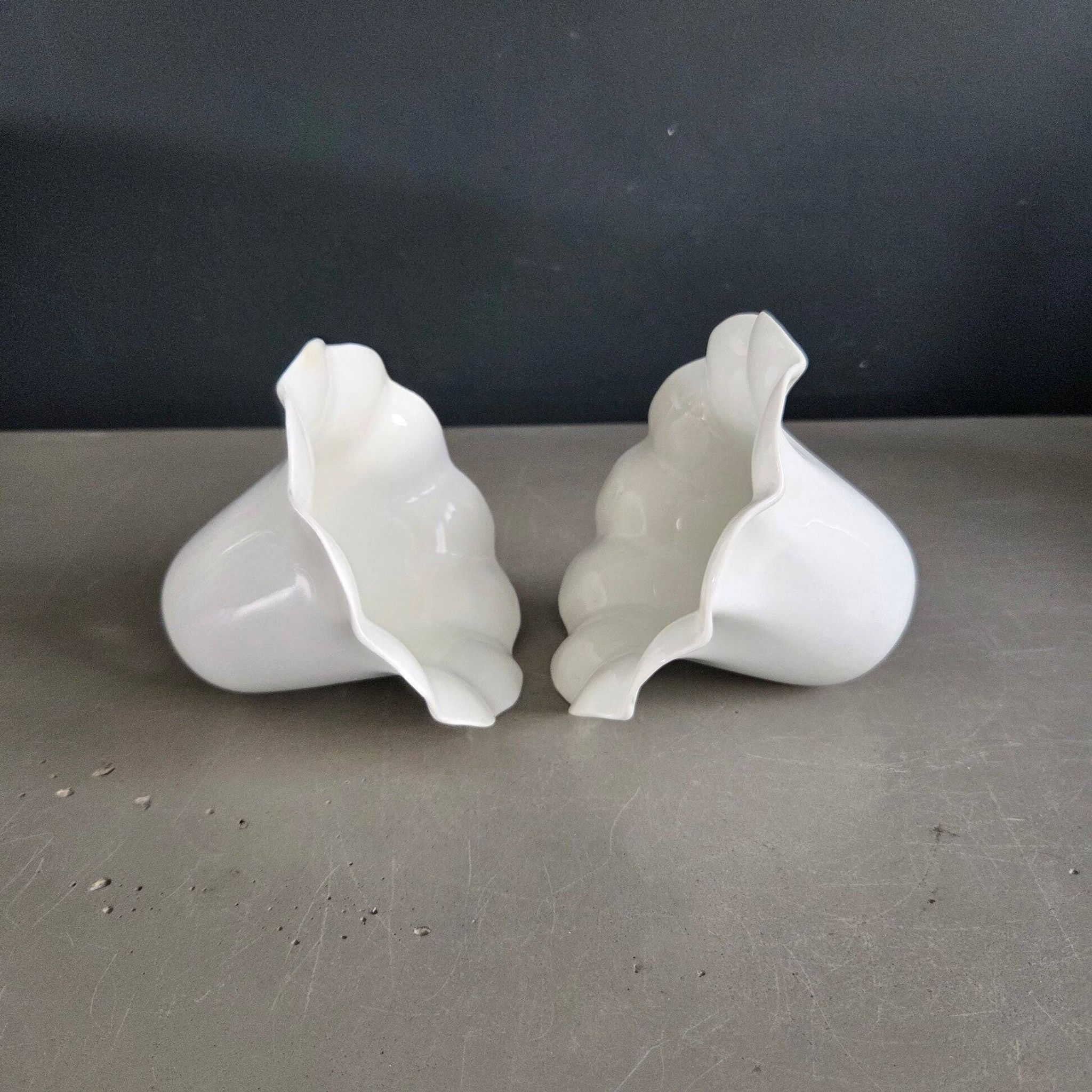 Paire d'abat-jour tulipe en porcelaine