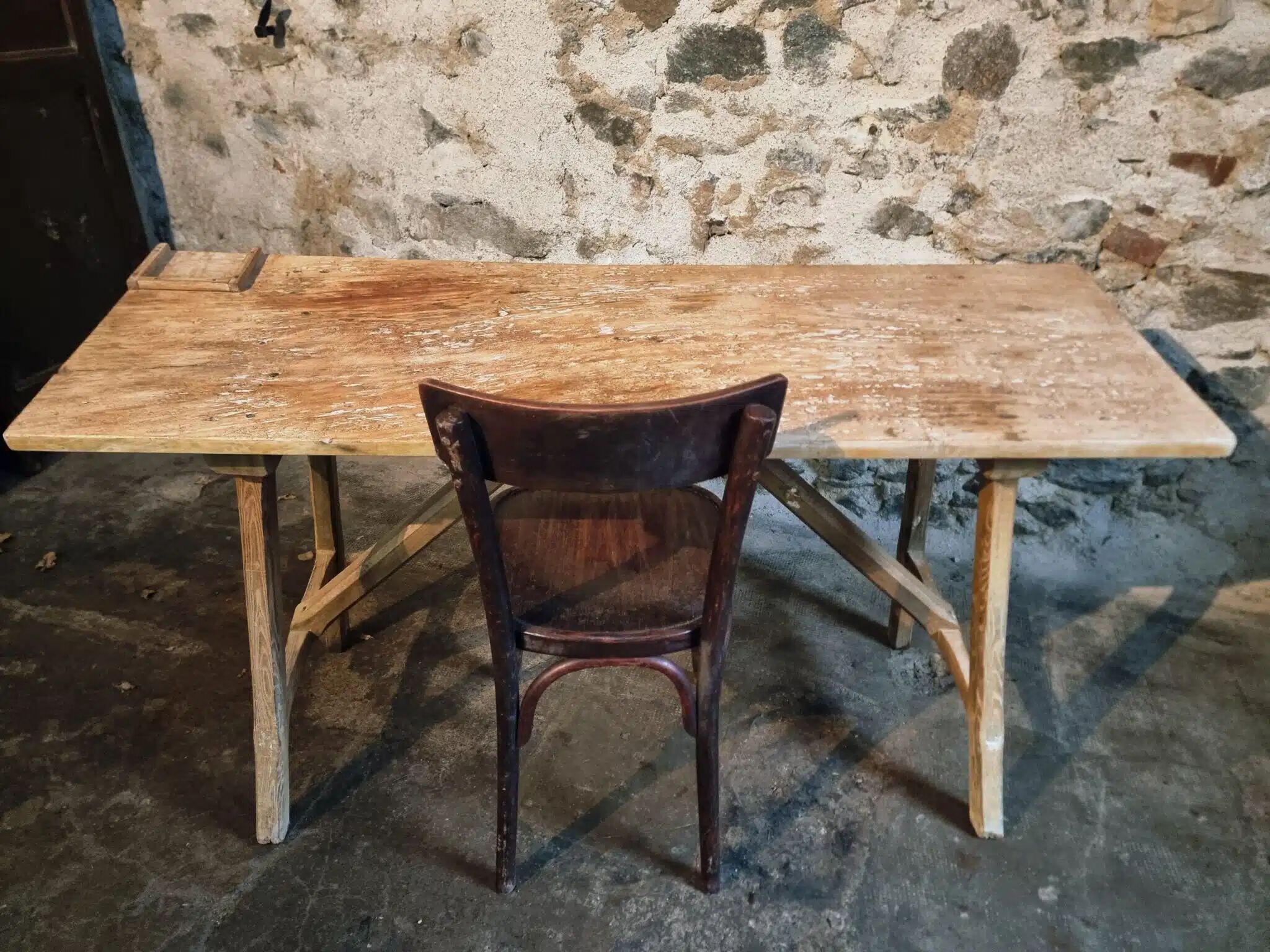 Table de toilette ou bureau d'écriture français ancien en châtaignier et peuplier, vers 1900