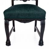 Une paire de chaises anciennes sur pattes de lion, Europe occidentale, vers 1920.