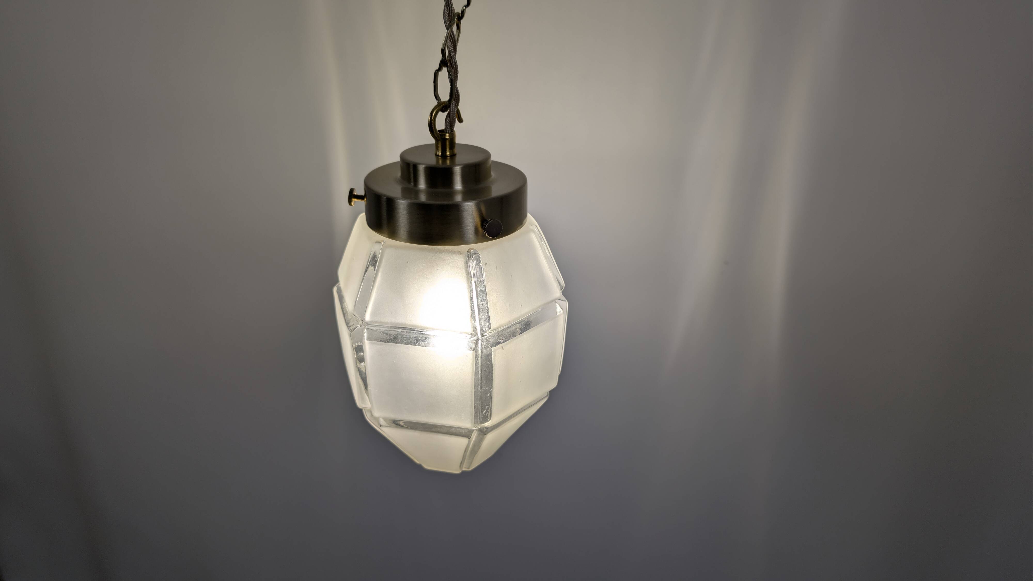 Art Deco faceted glass suspension, vintage light fixture with a diamond spirit and é.