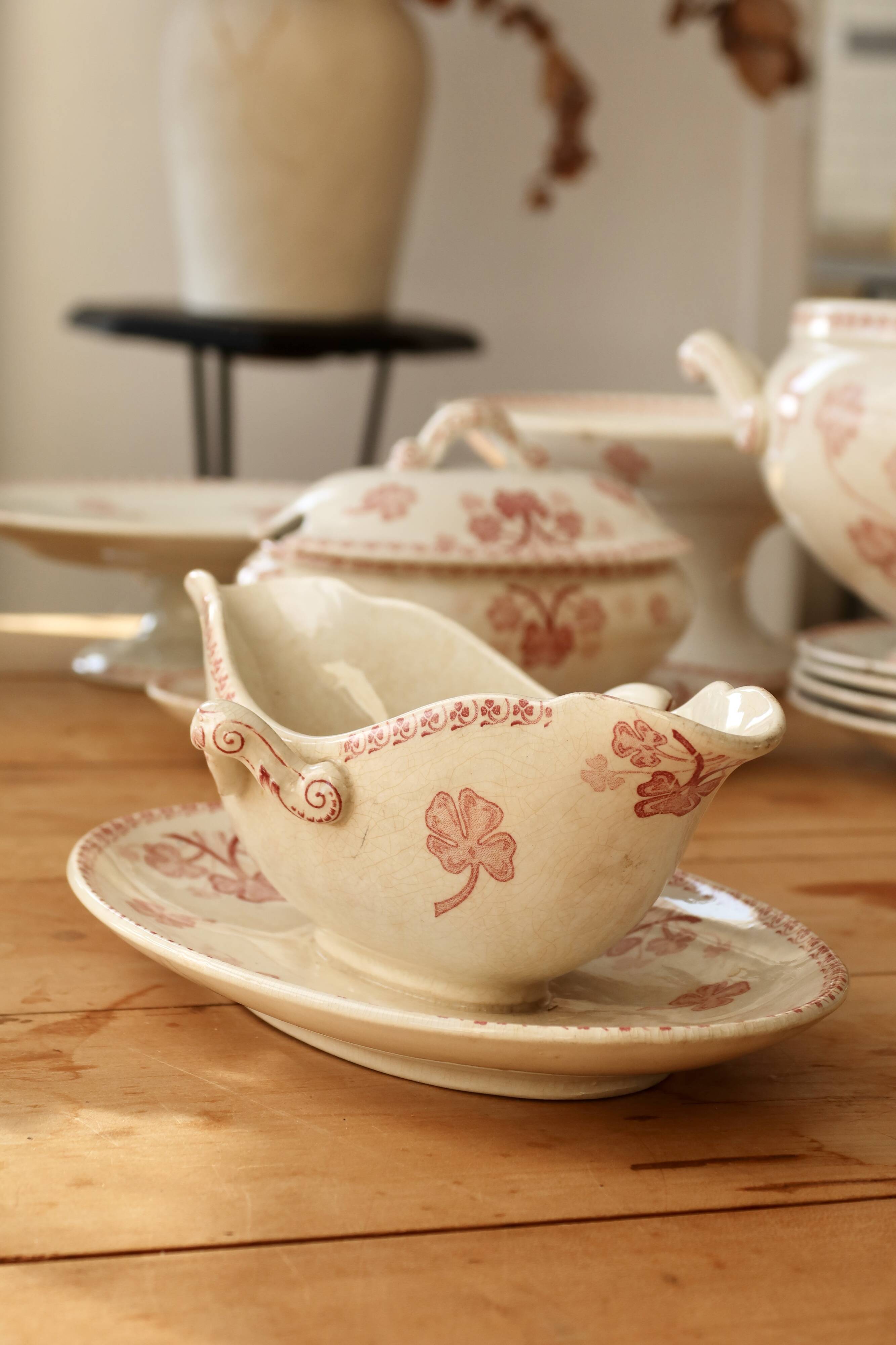 Antique sauceboat made of red ironstone, Lunéville model Lucien.