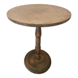 Circular pedestal table