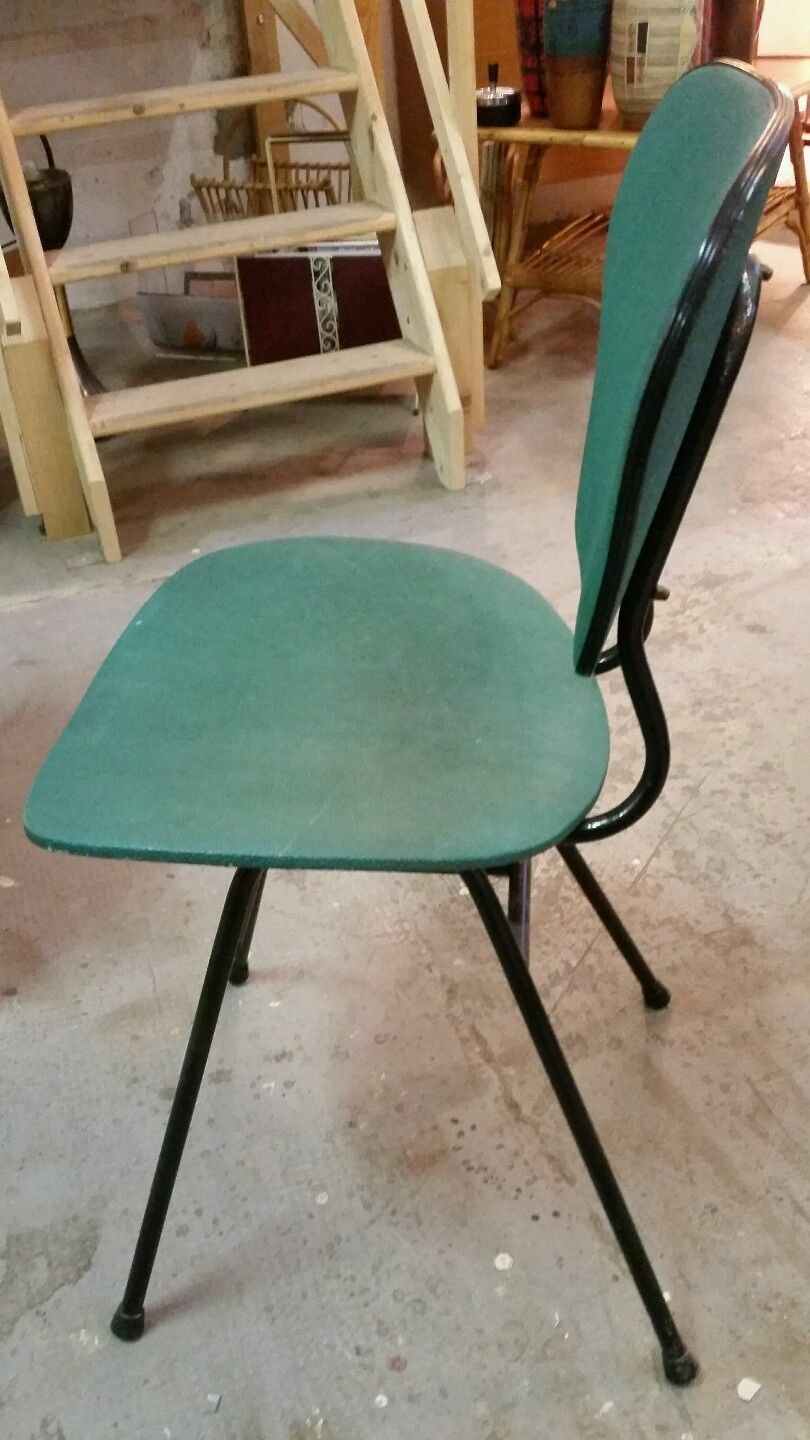 Chair in curved wood covered with vinyl, metal tube.