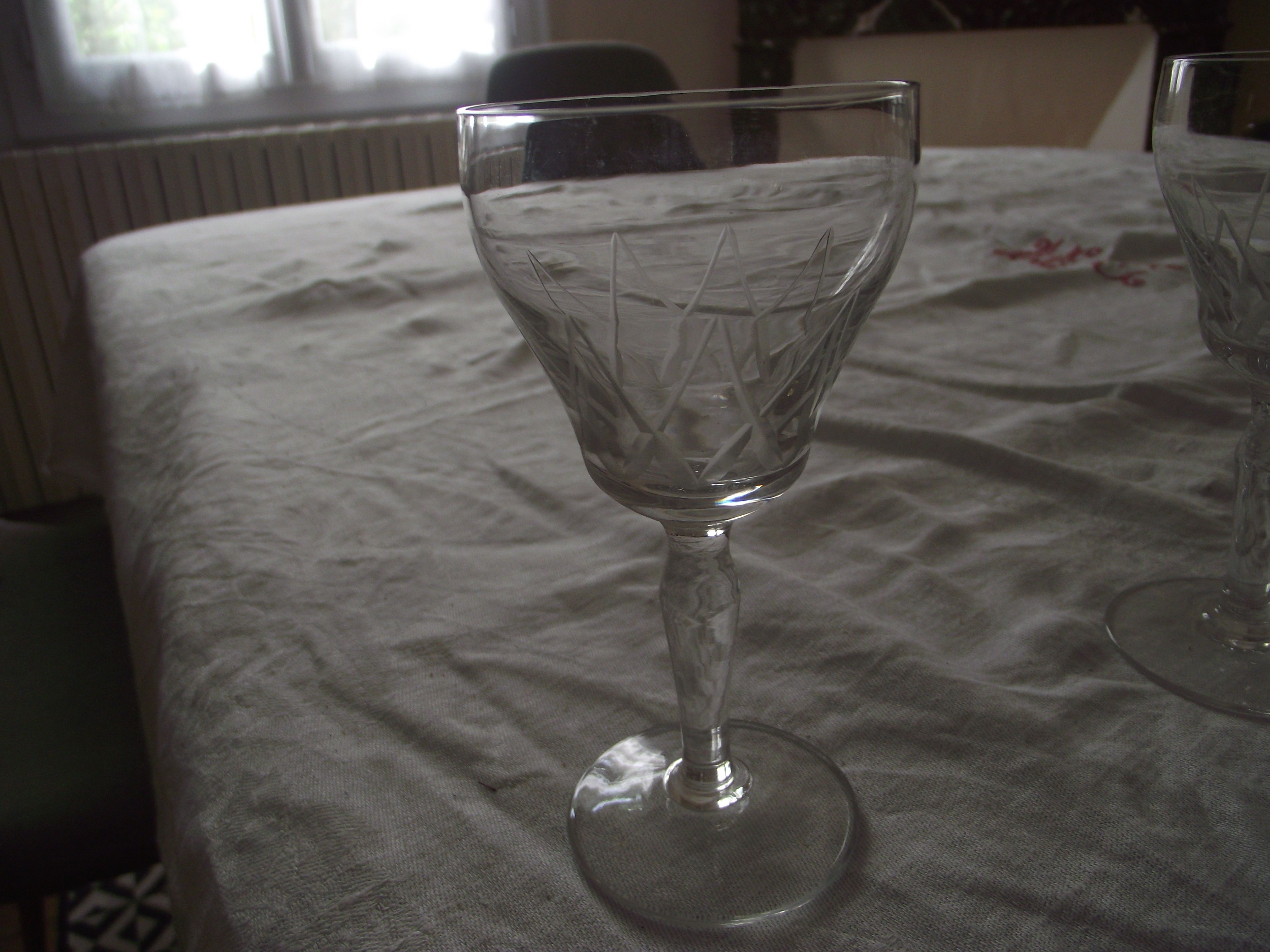 12 glasses Crystal cut sweet wine says glasses to "Monbazillac"