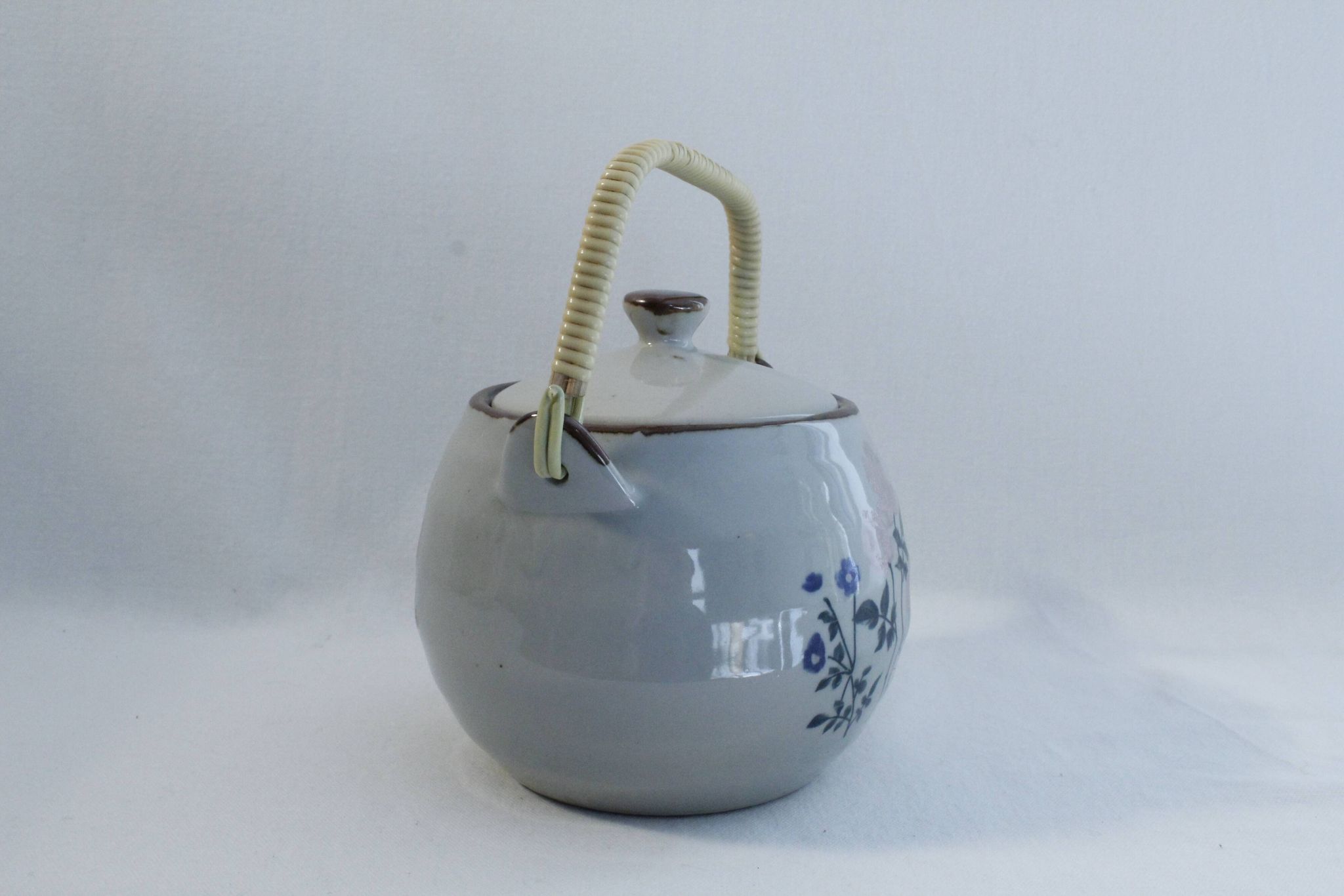 Théière vintage - motifs fleuris