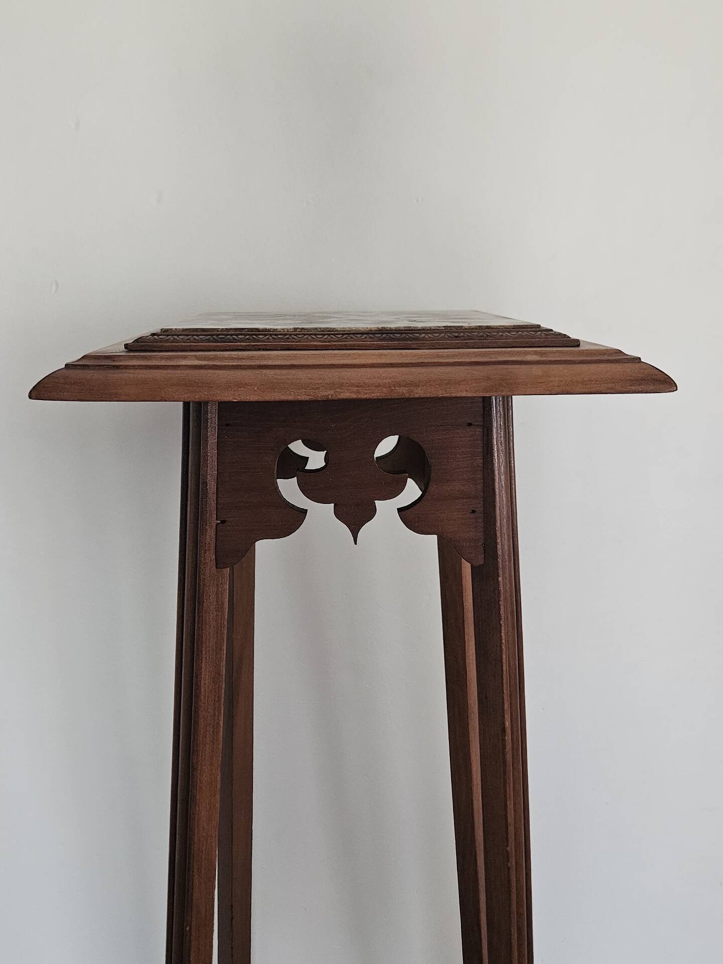 High plant stand in carved wood and Art Nouveau marble.