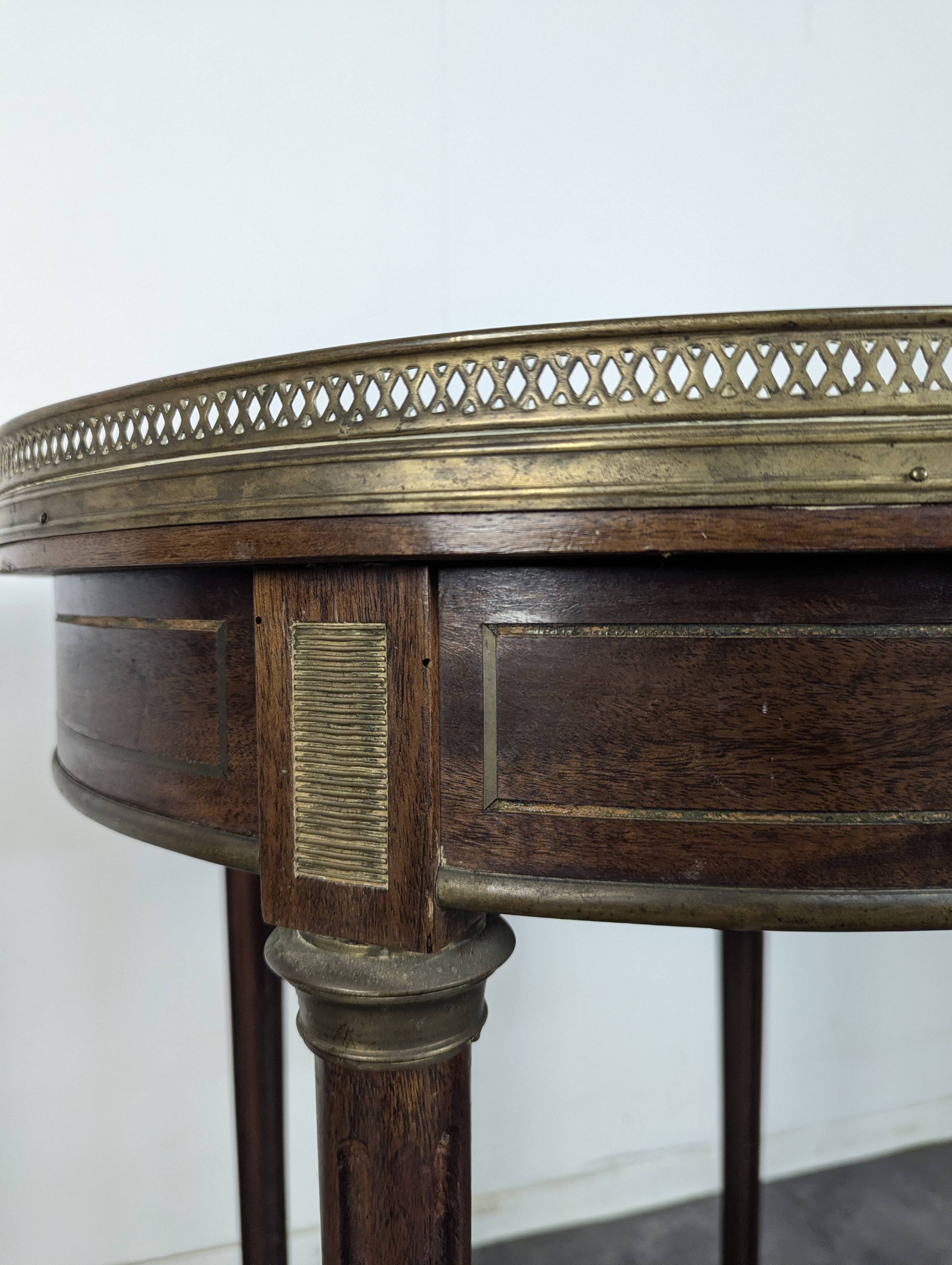 Bouillotte table in mahogany, late 19th century.