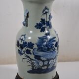 Vase maillet en porcelaine à décor bleu et blanc de phénix sur un rocher.