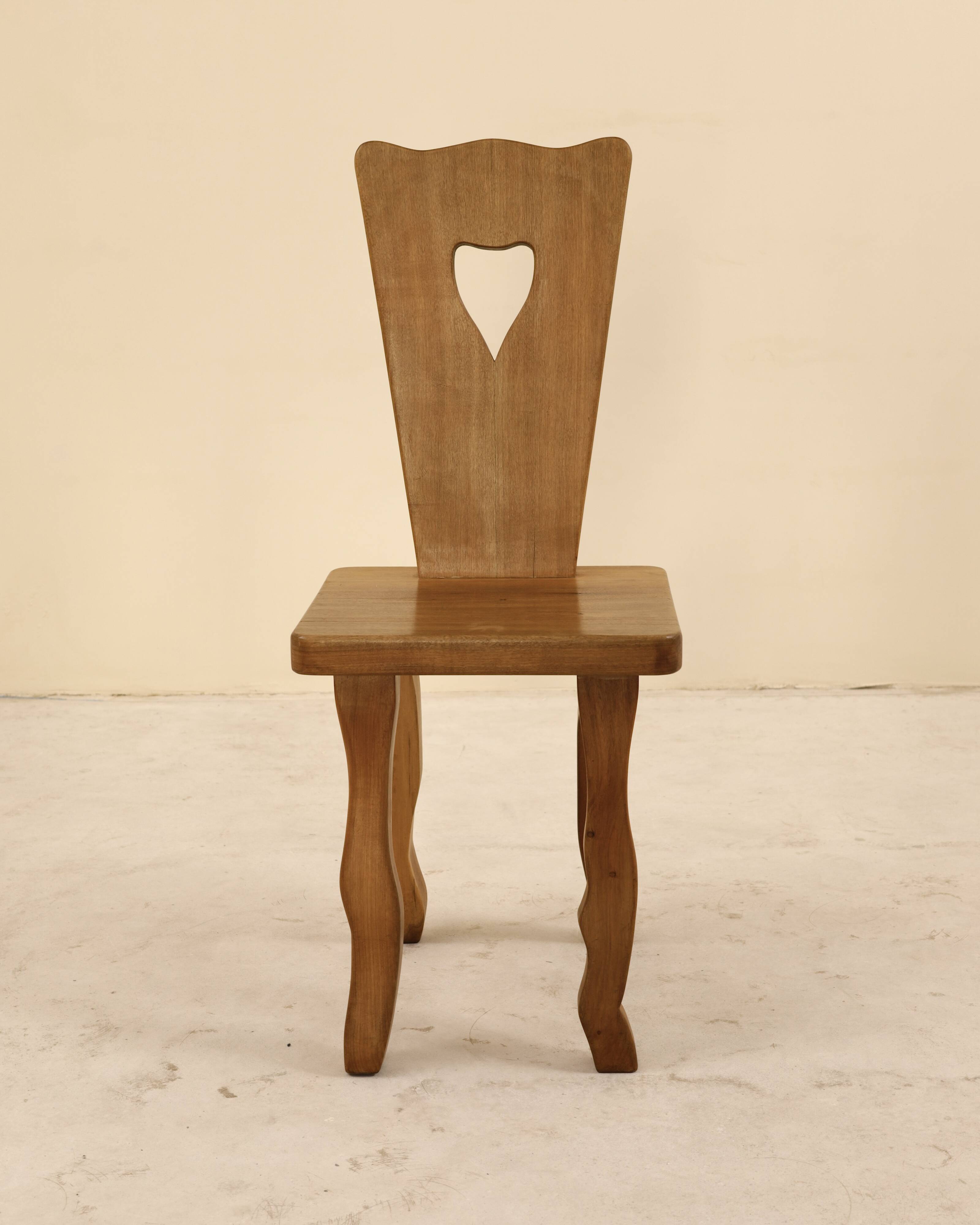 Ensemble de 6 chaises en noyer massif, France, 1970's