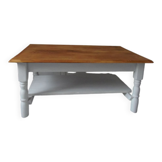Table basse piétement, ceinture et tablette patinés gris perle, plateau bois.