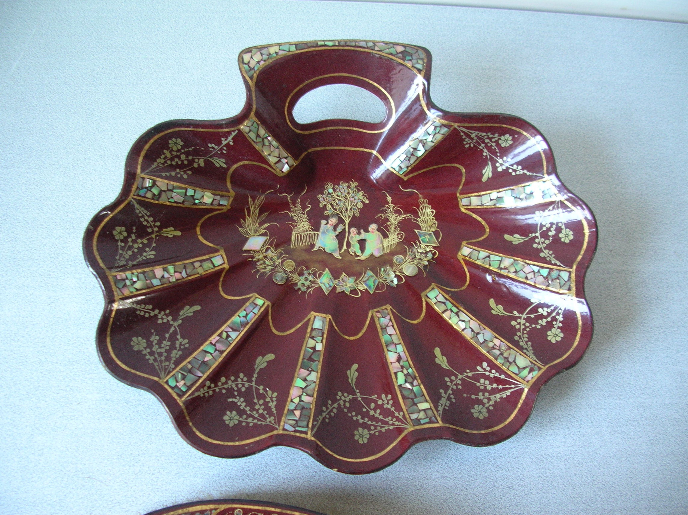 Old garbage collector shovel brush cardboard boiled mother-of-pearl wood Japanese décor