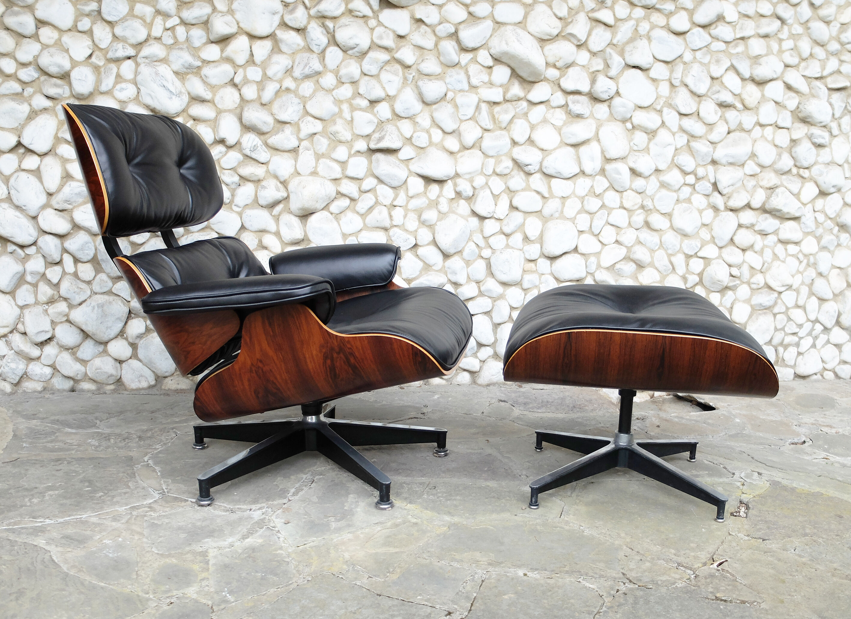 Lounge Chair & ottoman by Charles & Ray Eames edition Herman Miller