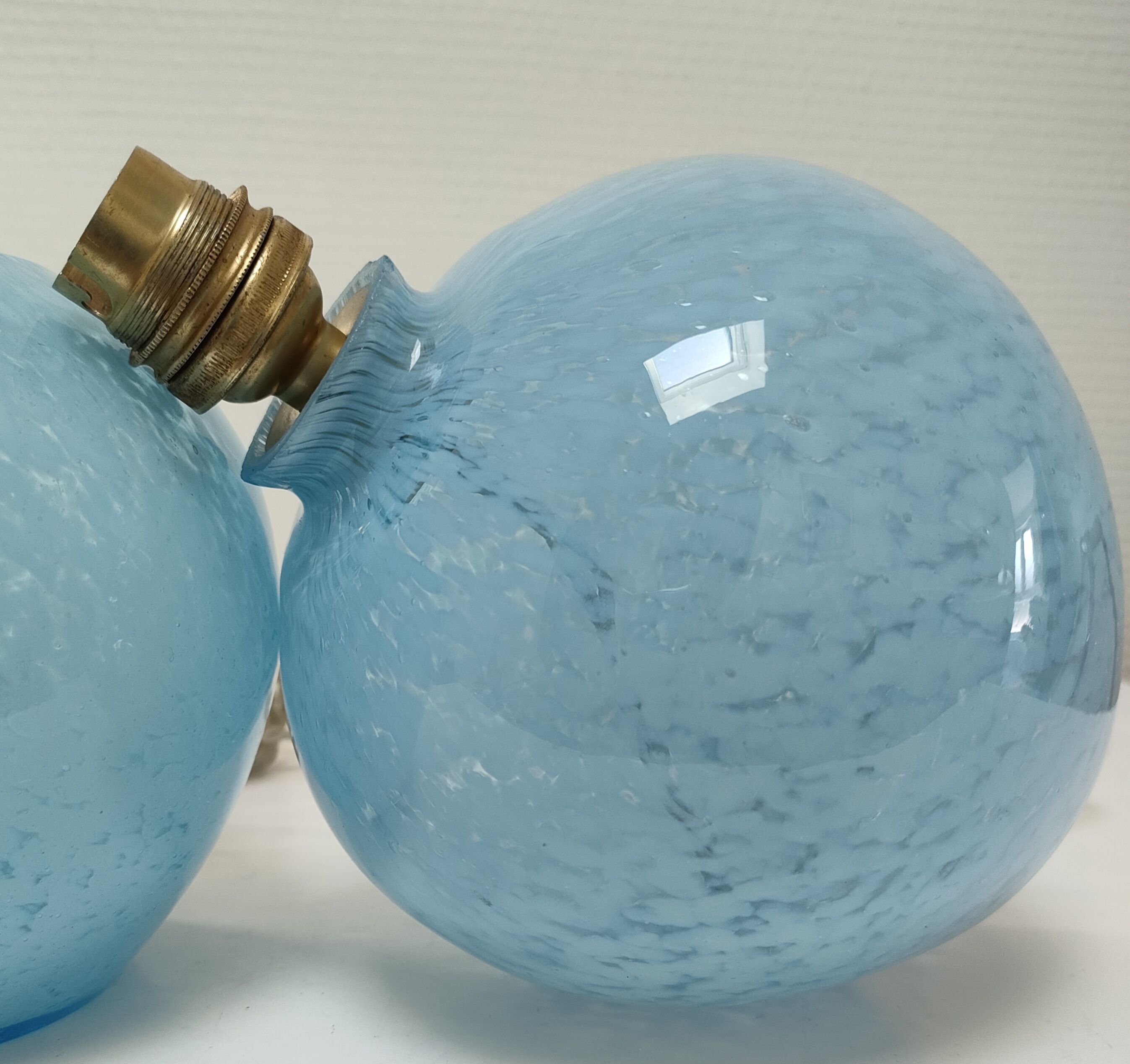 Deux pieds lampes boules art déco verre de clichy bleu