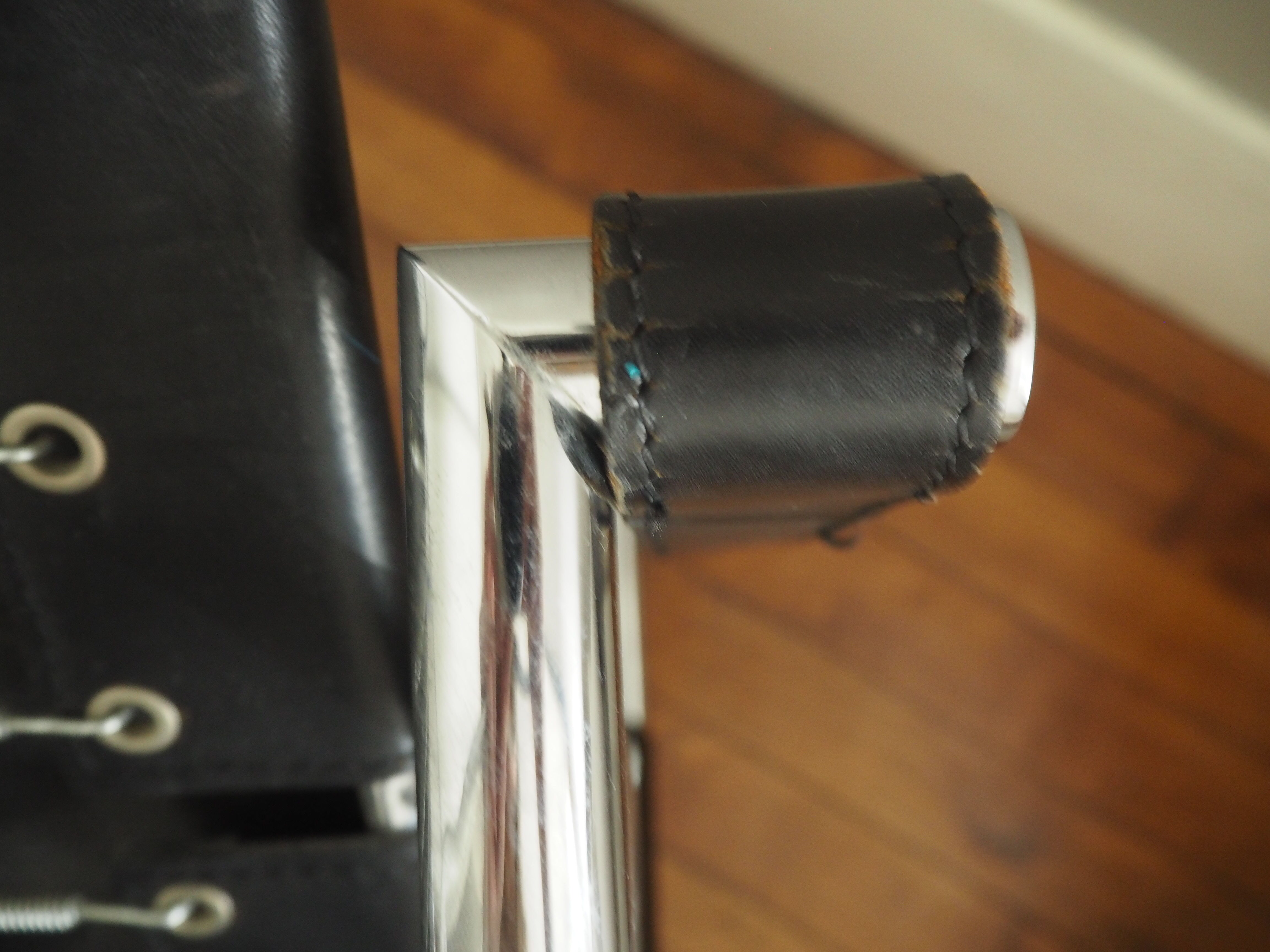 Paire de fauteuils LC1 par Le Corbusier