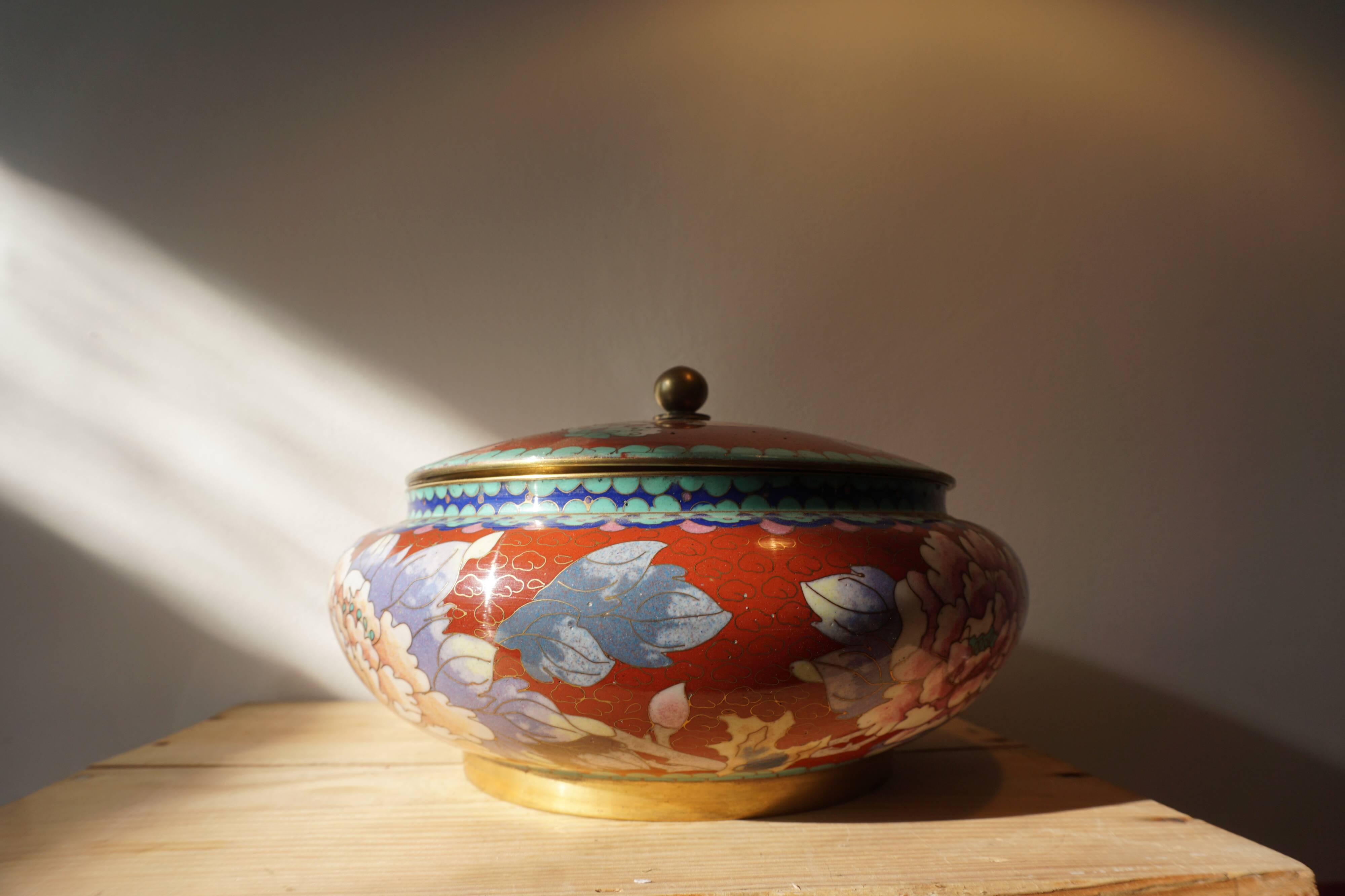 Plat chinois en émaux cloisonnés - seconde moitié du XX° siècle.