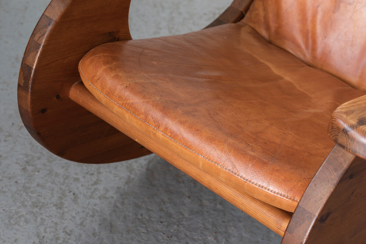 Brutalist rocking chair in pine wood and cognac leather, 1970’s