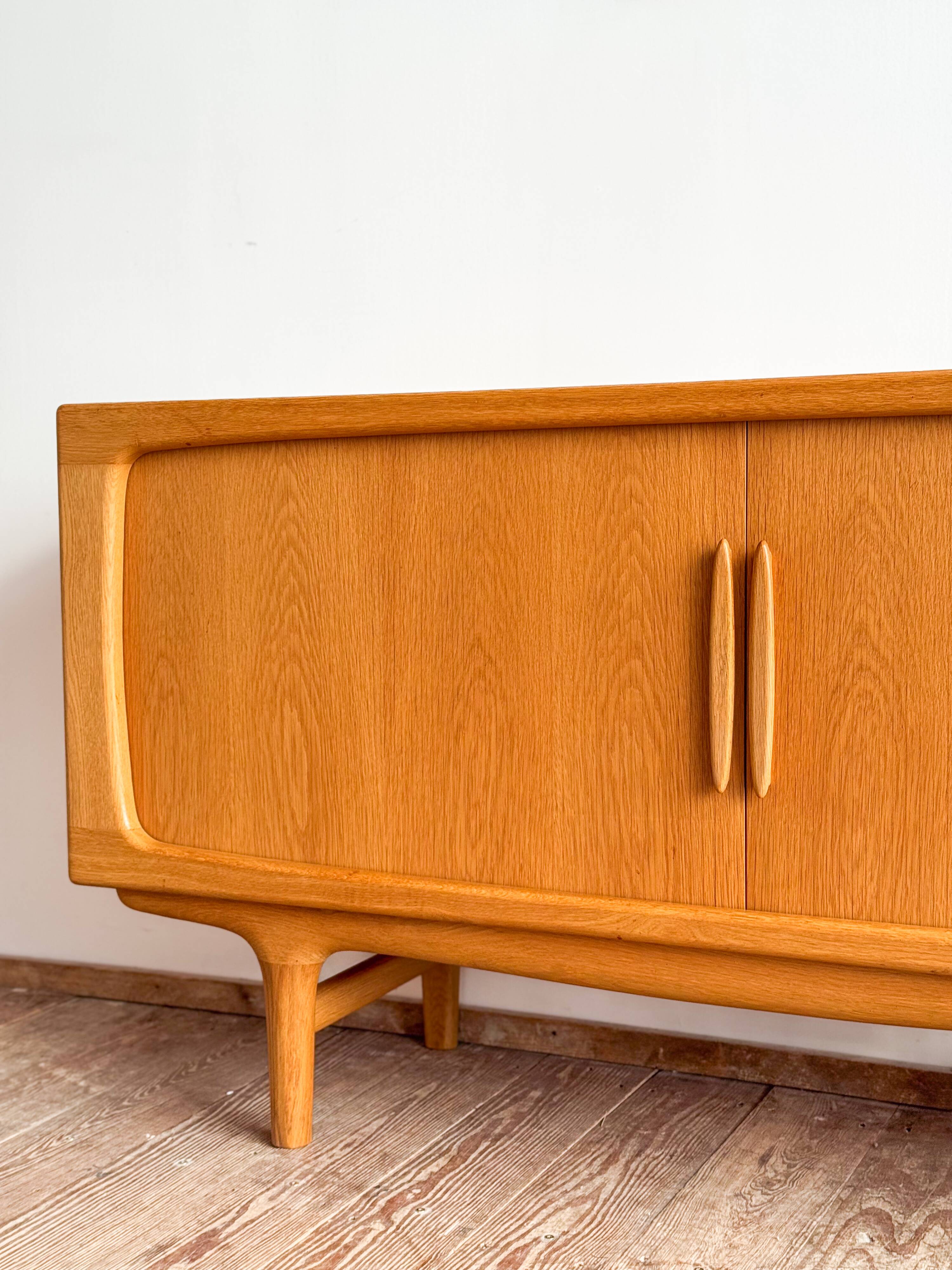Buffet scandinave Johannes Andersen modèle 240 en chêne, Danemark
