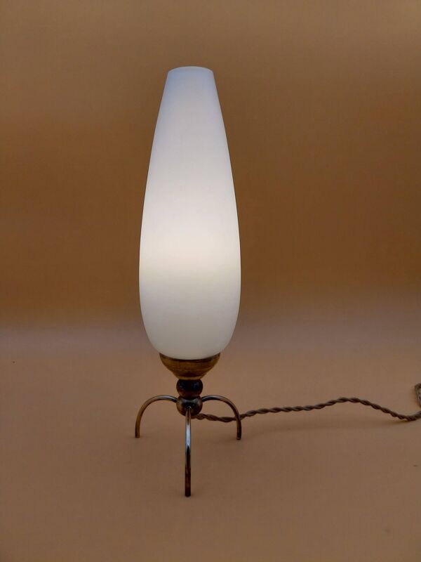 Lampe tripode laiton et opaline année 60