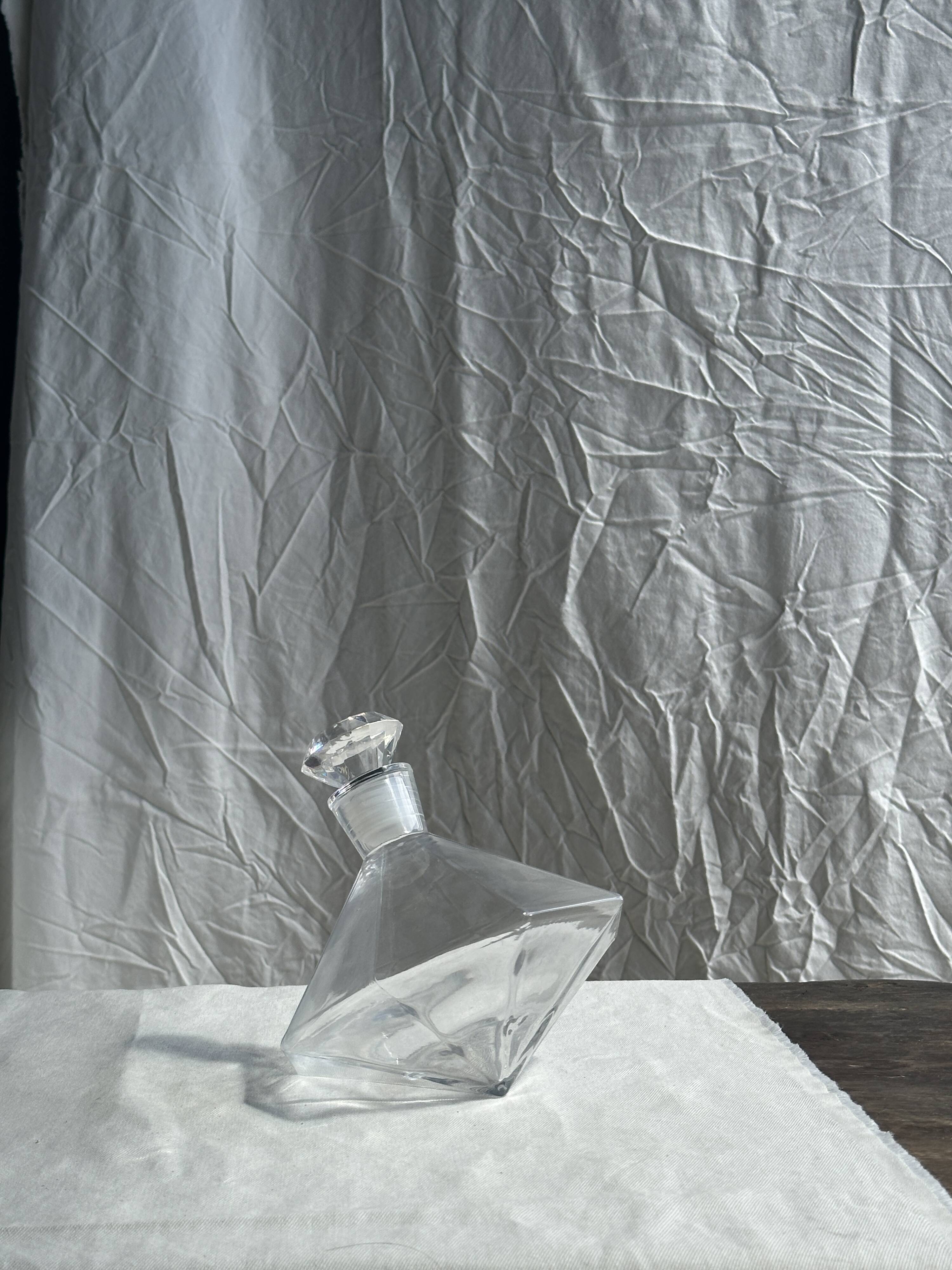 Small geometric carafe with diamond-shaped stopper and its 4 glasses