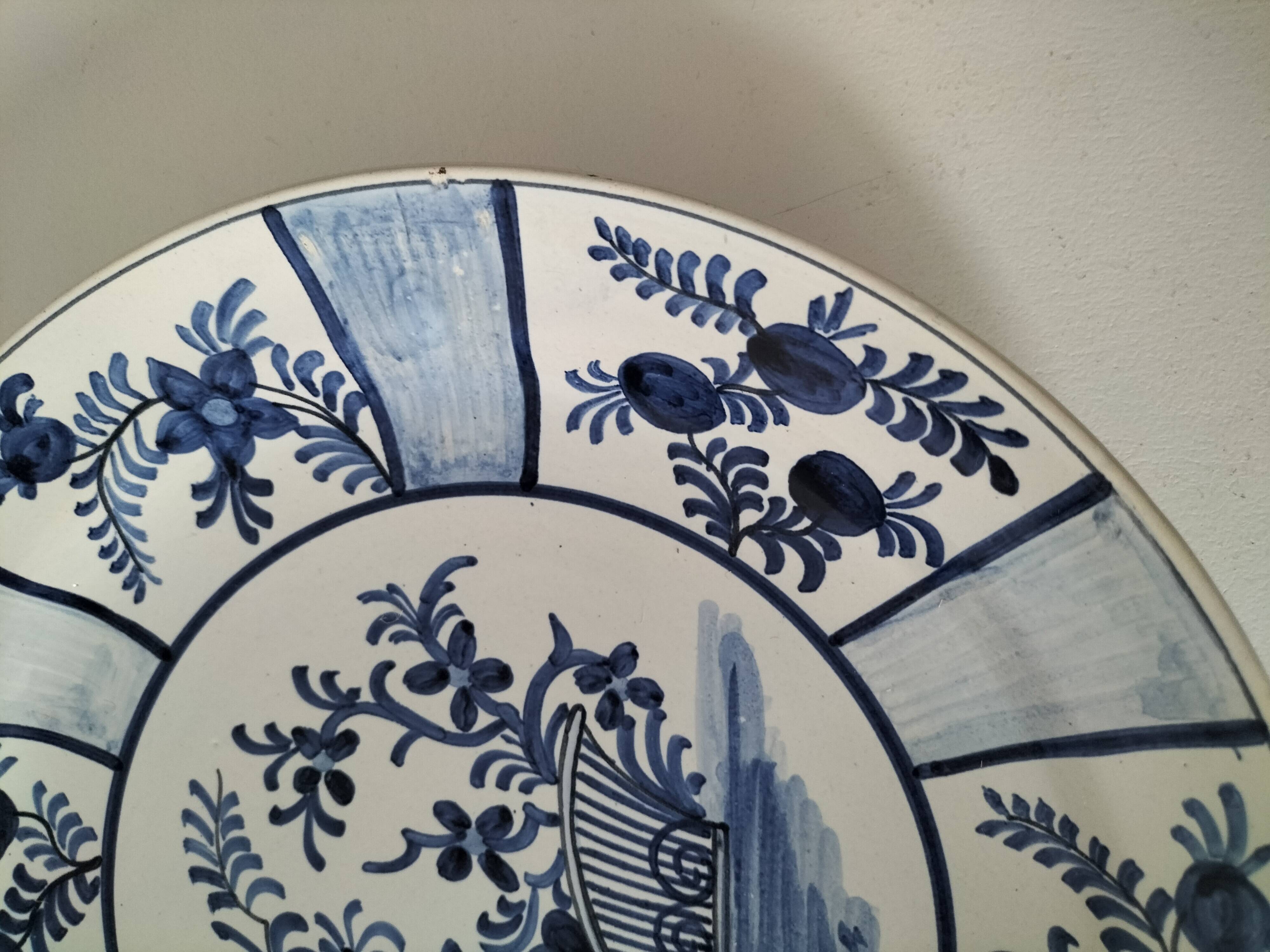 Assiette en faïence peinte à la main