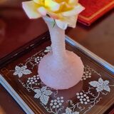 Petit vase en verre moulé