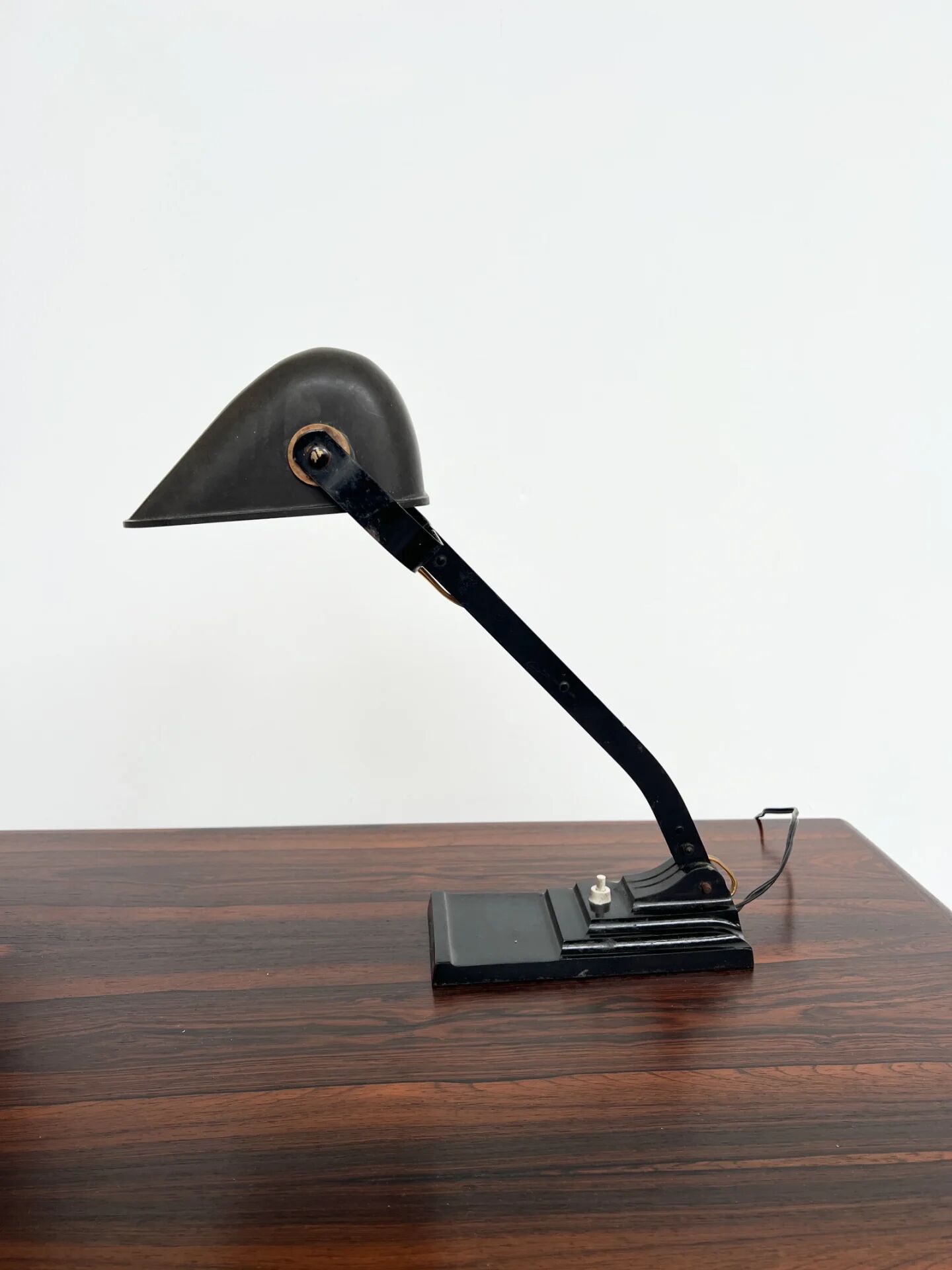 Lampe de bureau articulée ERPE — Métal noir et bakélite, Belgique, années 30-40