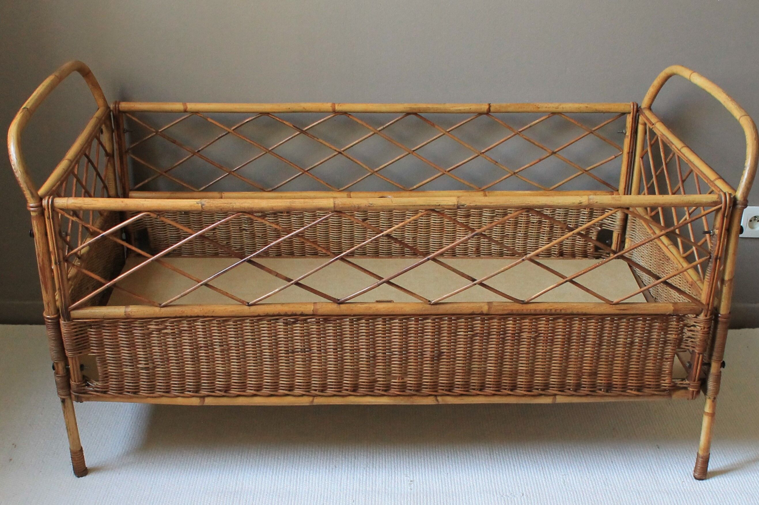 Vintage child ratin bed