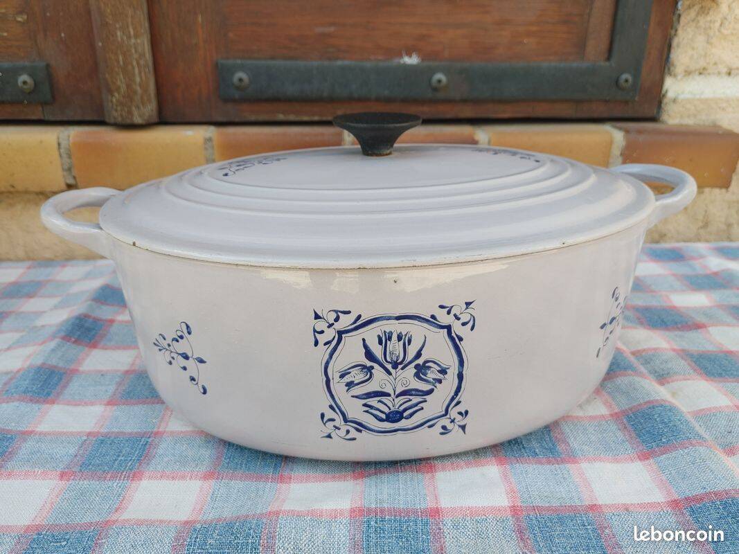 Le Creuset collection, old enamelled cast iron casserole, beautiful condition
