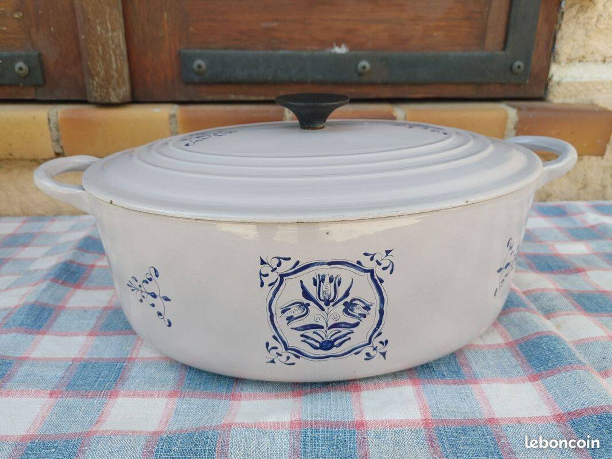 Le Creuset collection, old enamelled cast iron casserole, beautiful condition