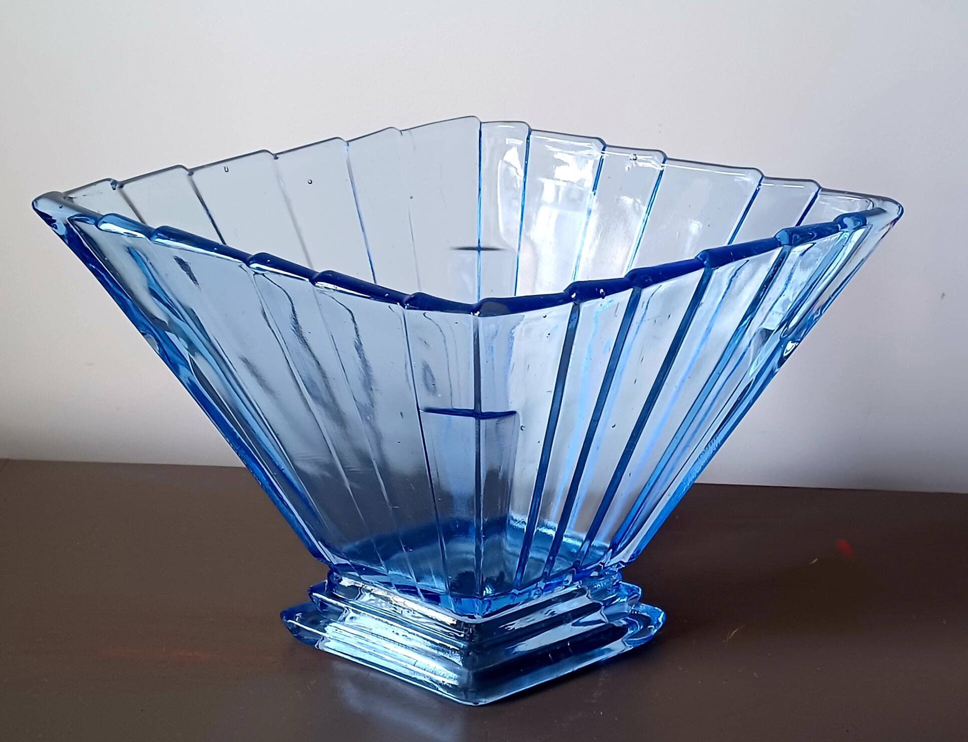 Vase. Modèle spécial éventail. Art Déco. Verre bleu vif