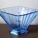 Vase. Modèle spécial éventail. Art Déco. Verre bleu vif