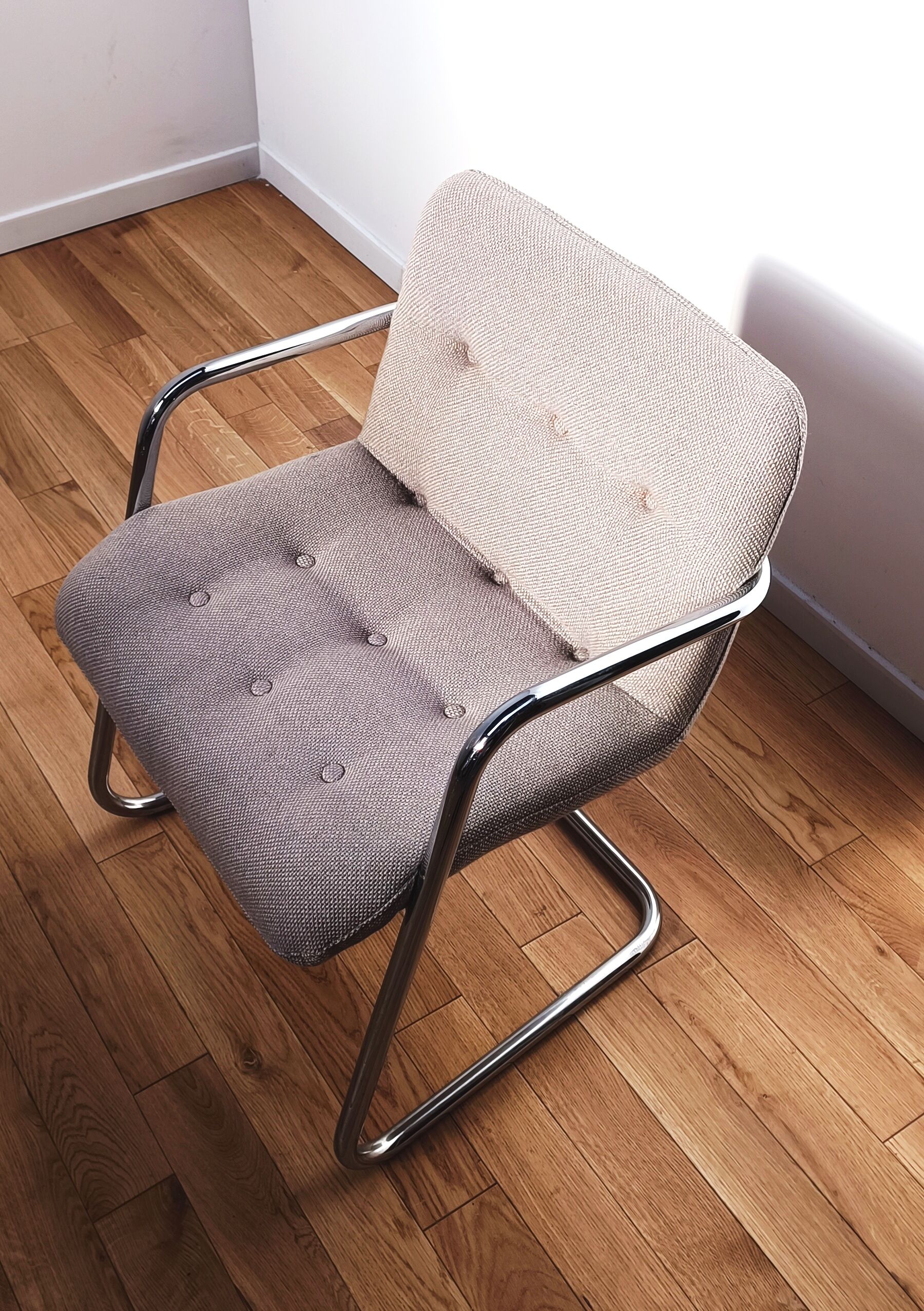 Storm armchair, Airborne