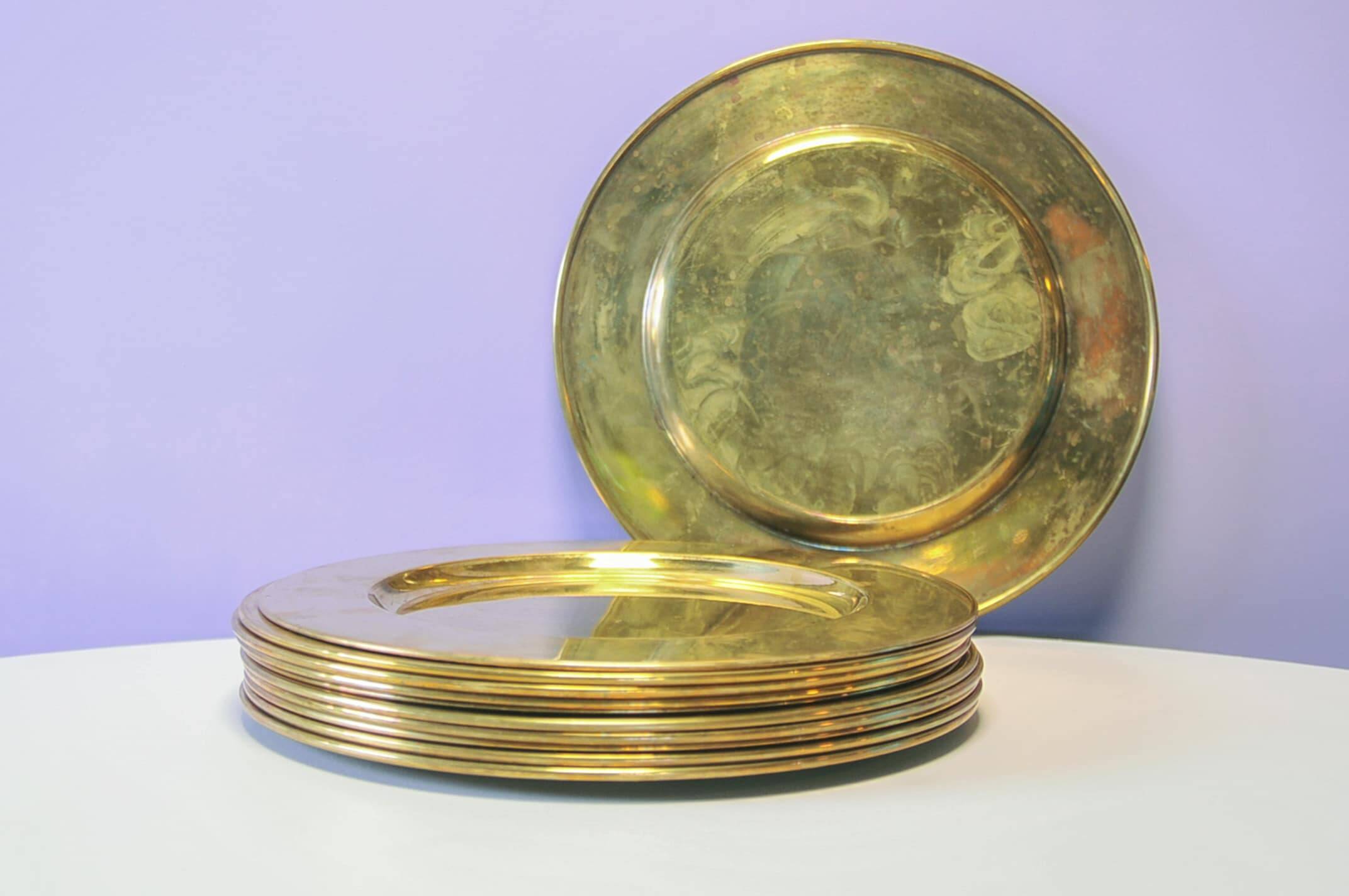 Ensemble de 11 assiettes de service en laiton vintage
