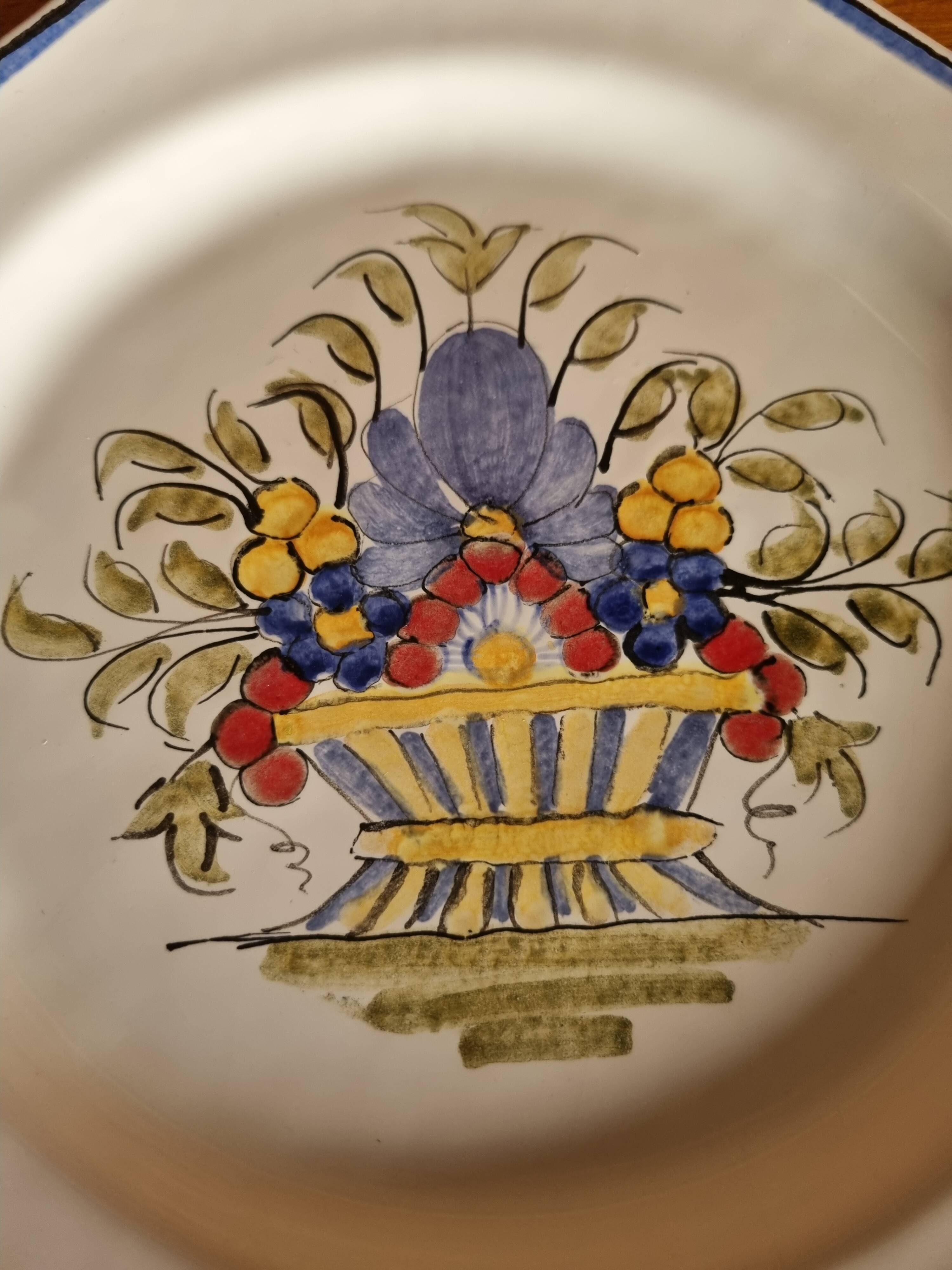 Assiette octogonale artisanale de l'Abbaye Notre-Dame du Bec Hellouin