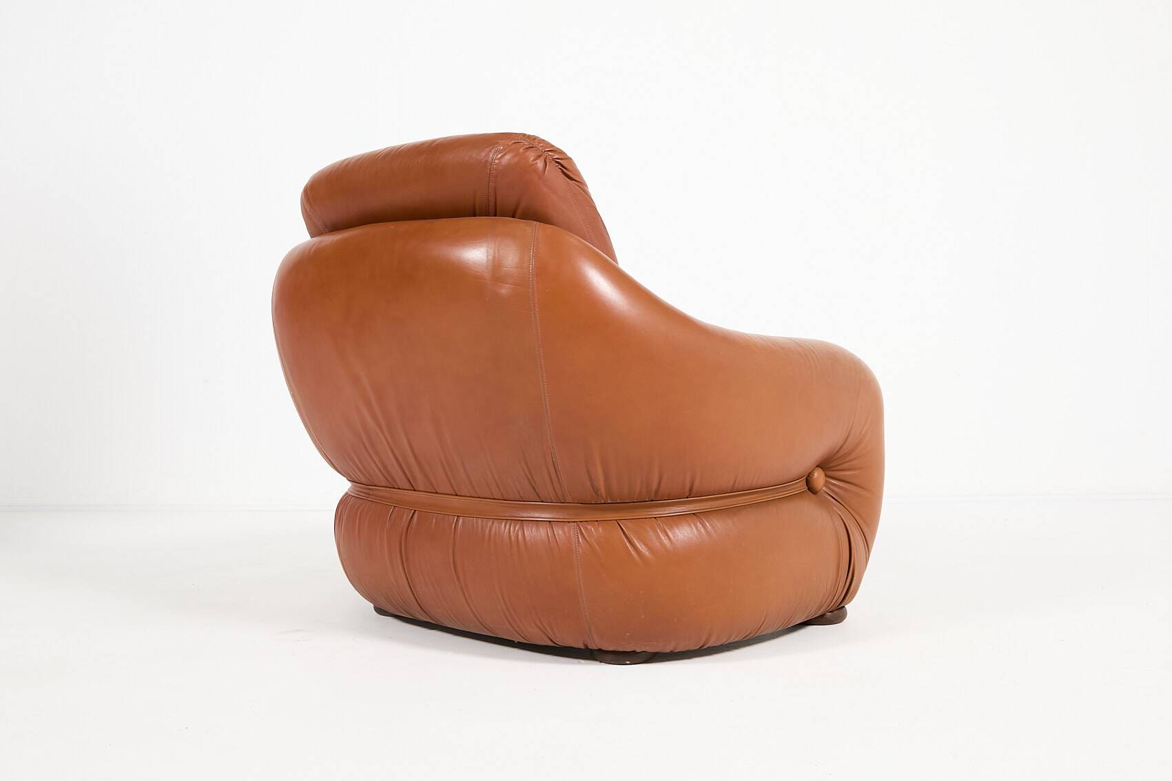 Sculptural Italian design leather lounge chair from 1960’s